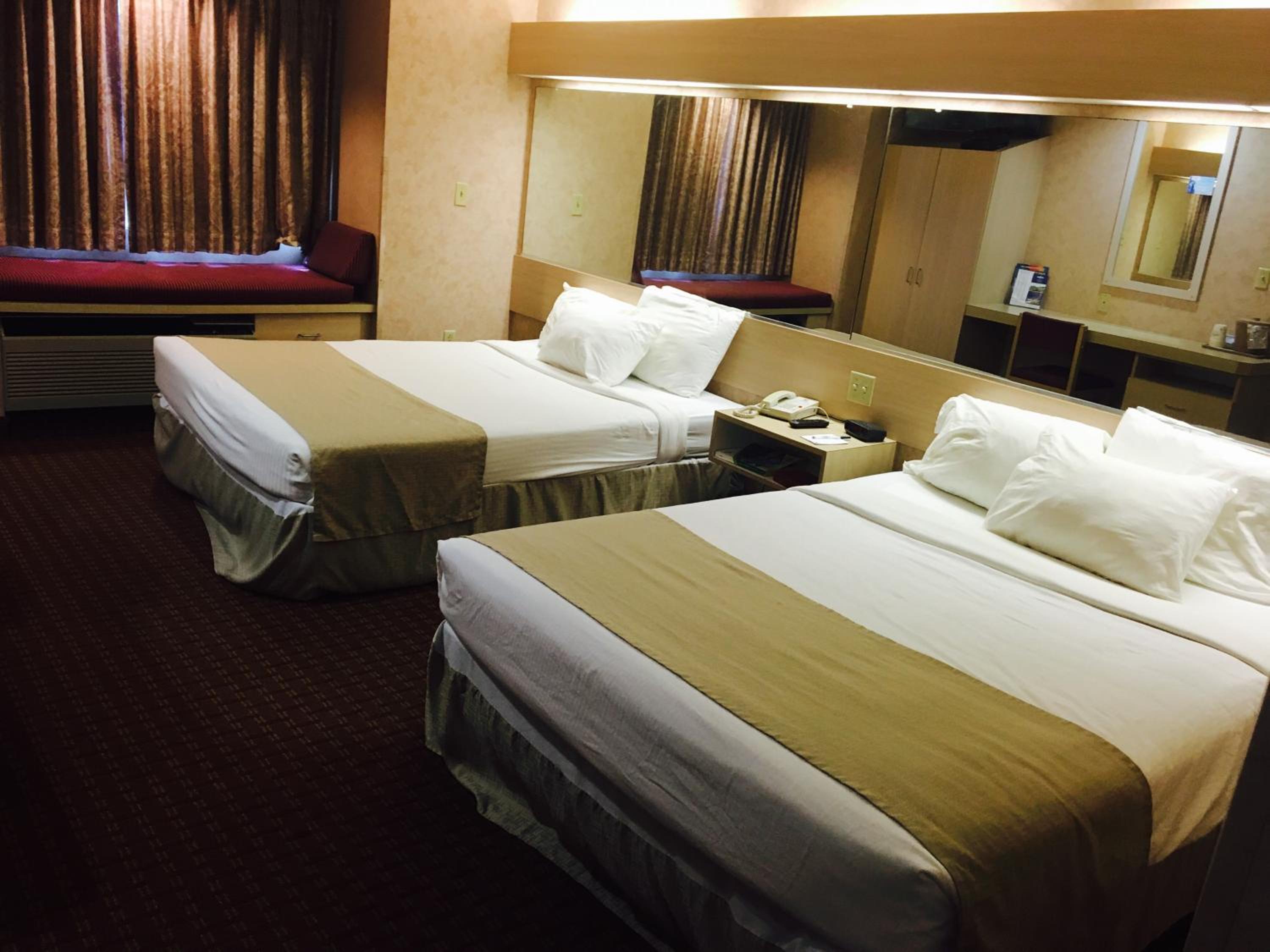 Queen Room with Two Queen Beds - Non-Smoking - Photo 2