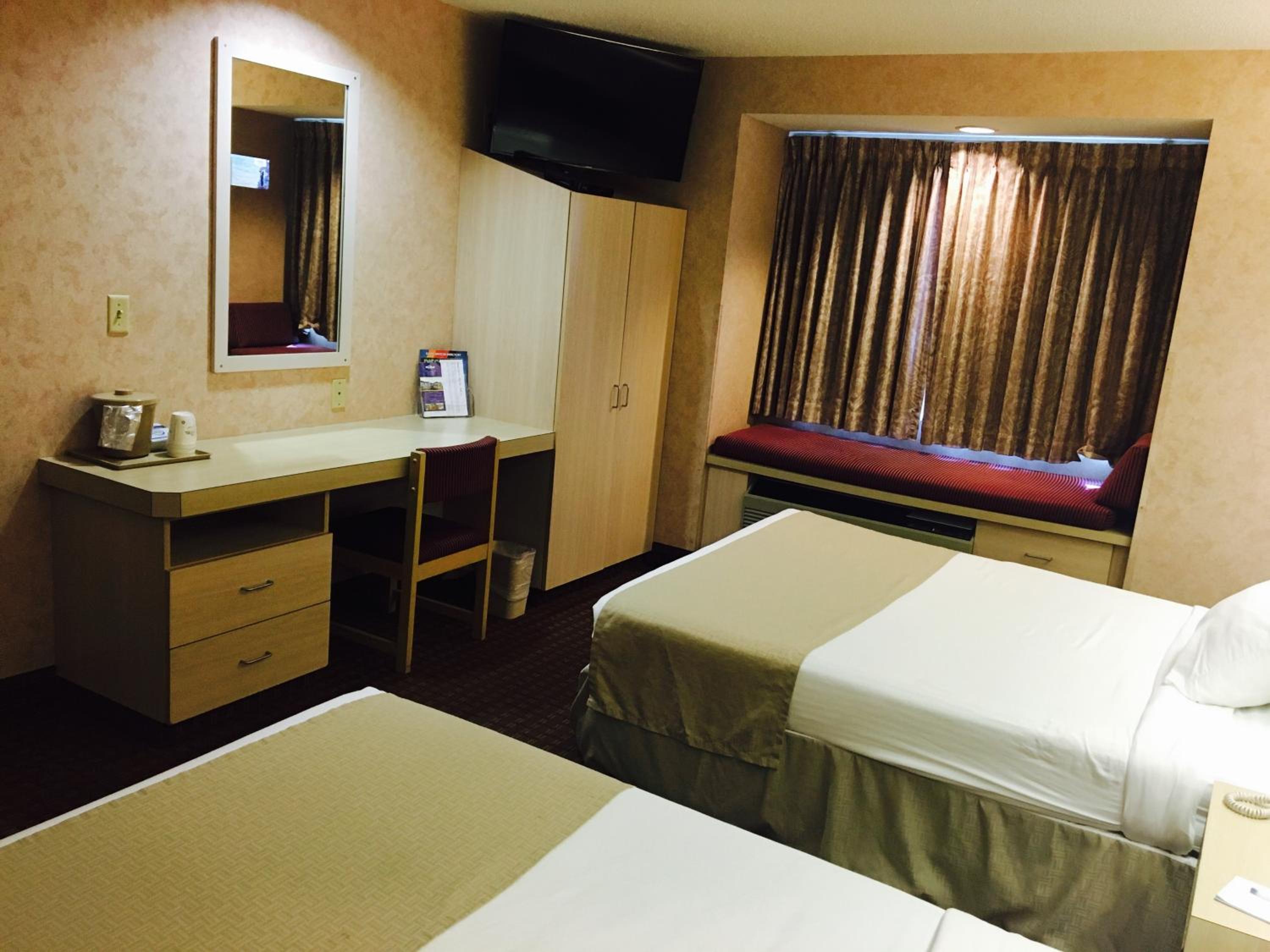 Queen Room with Two Queen Beds - Non-Smoking - Photo 3
