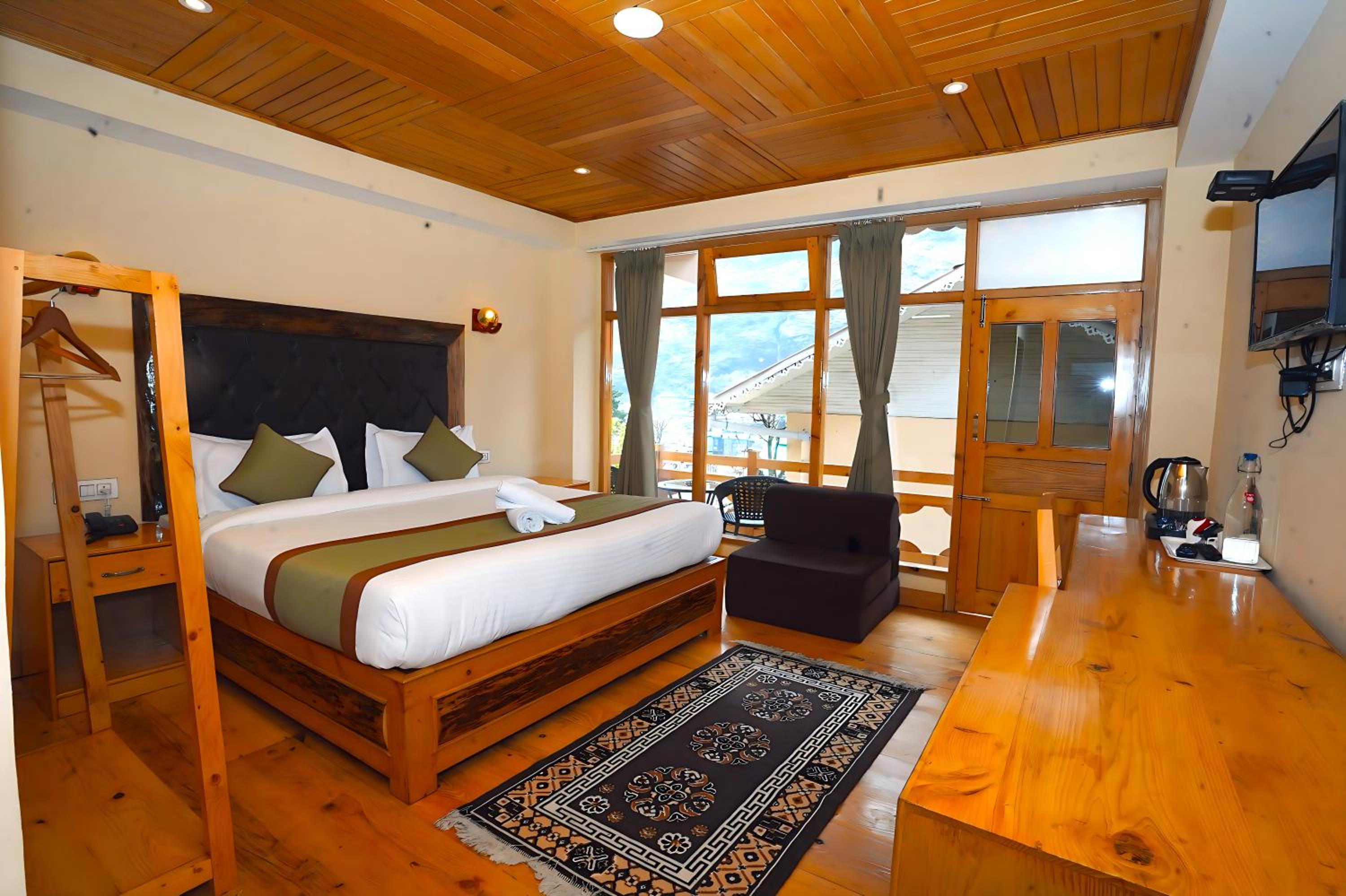 Deluxe Double Room with Balcony photo 3