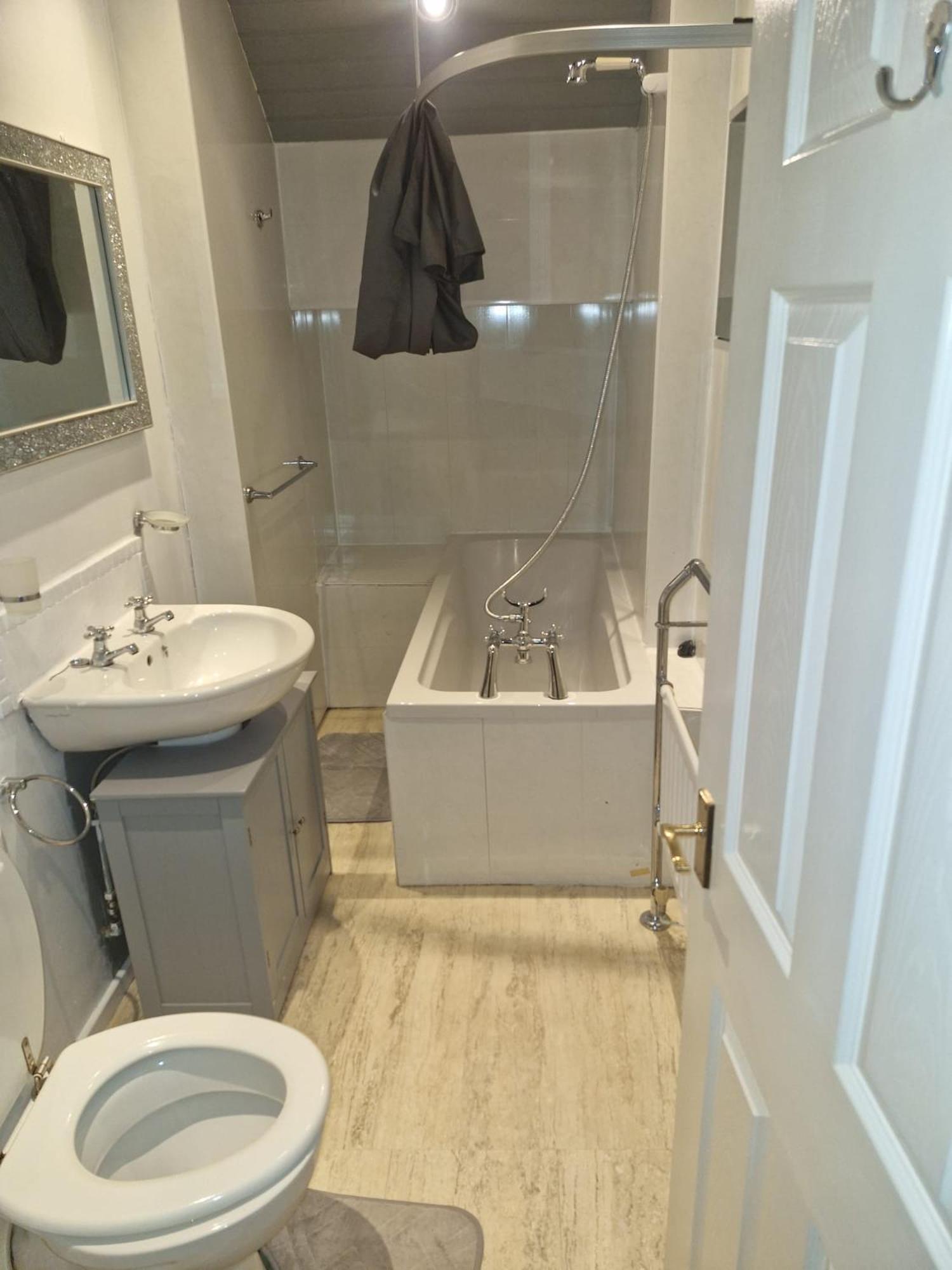Twin Room with Bath photo 1