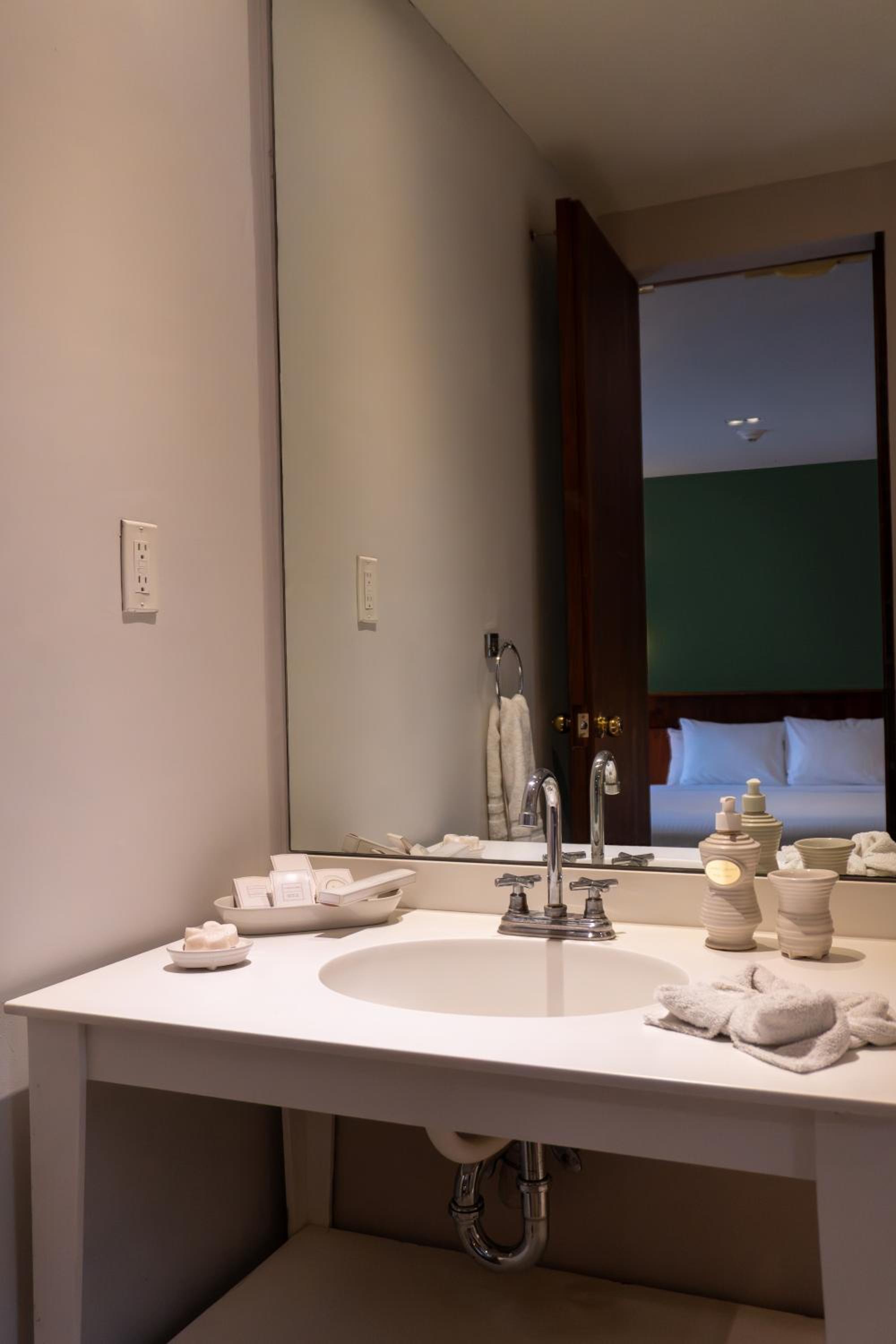 Superior King Room - Photo 3
