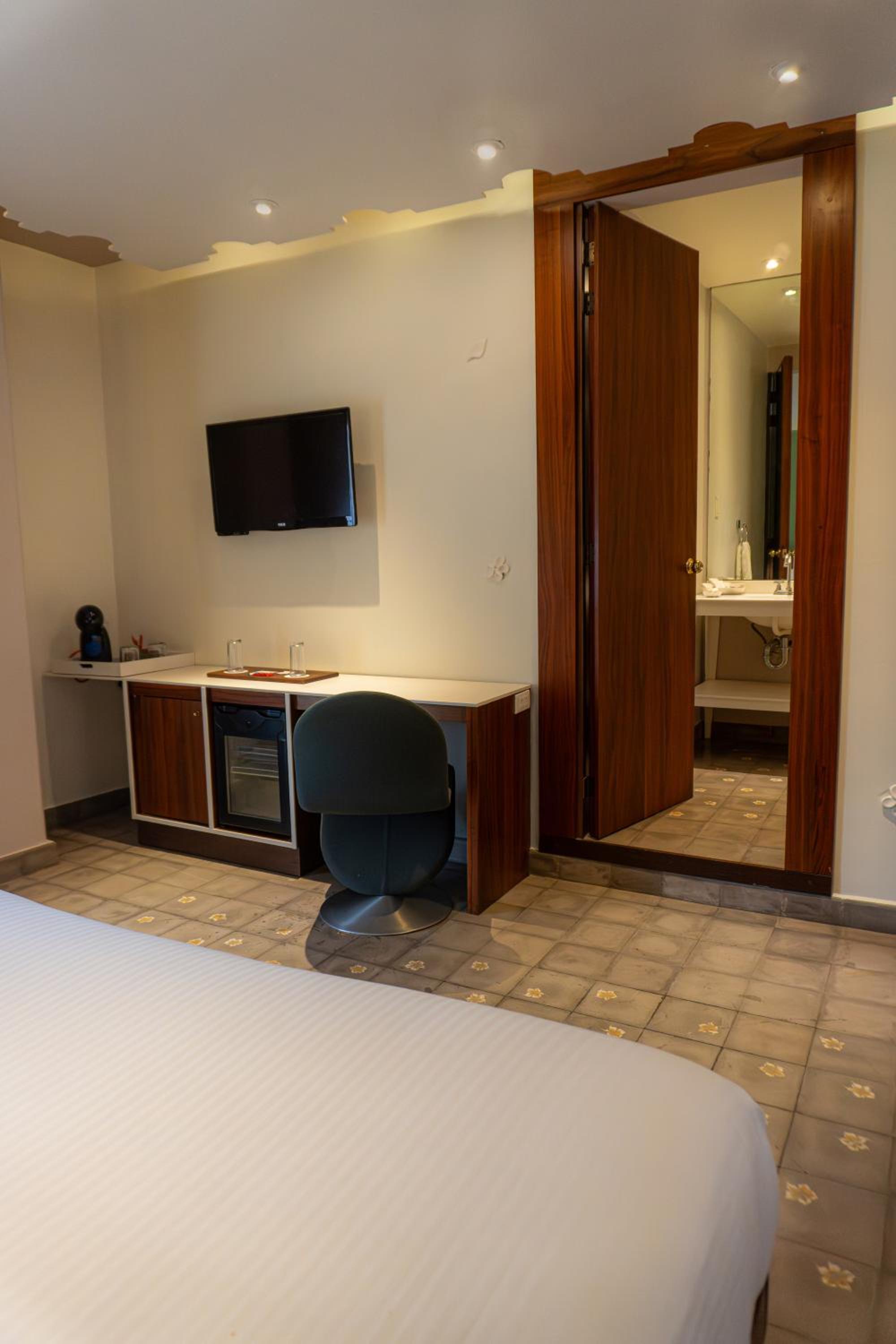 Superior King Room - Photo 5