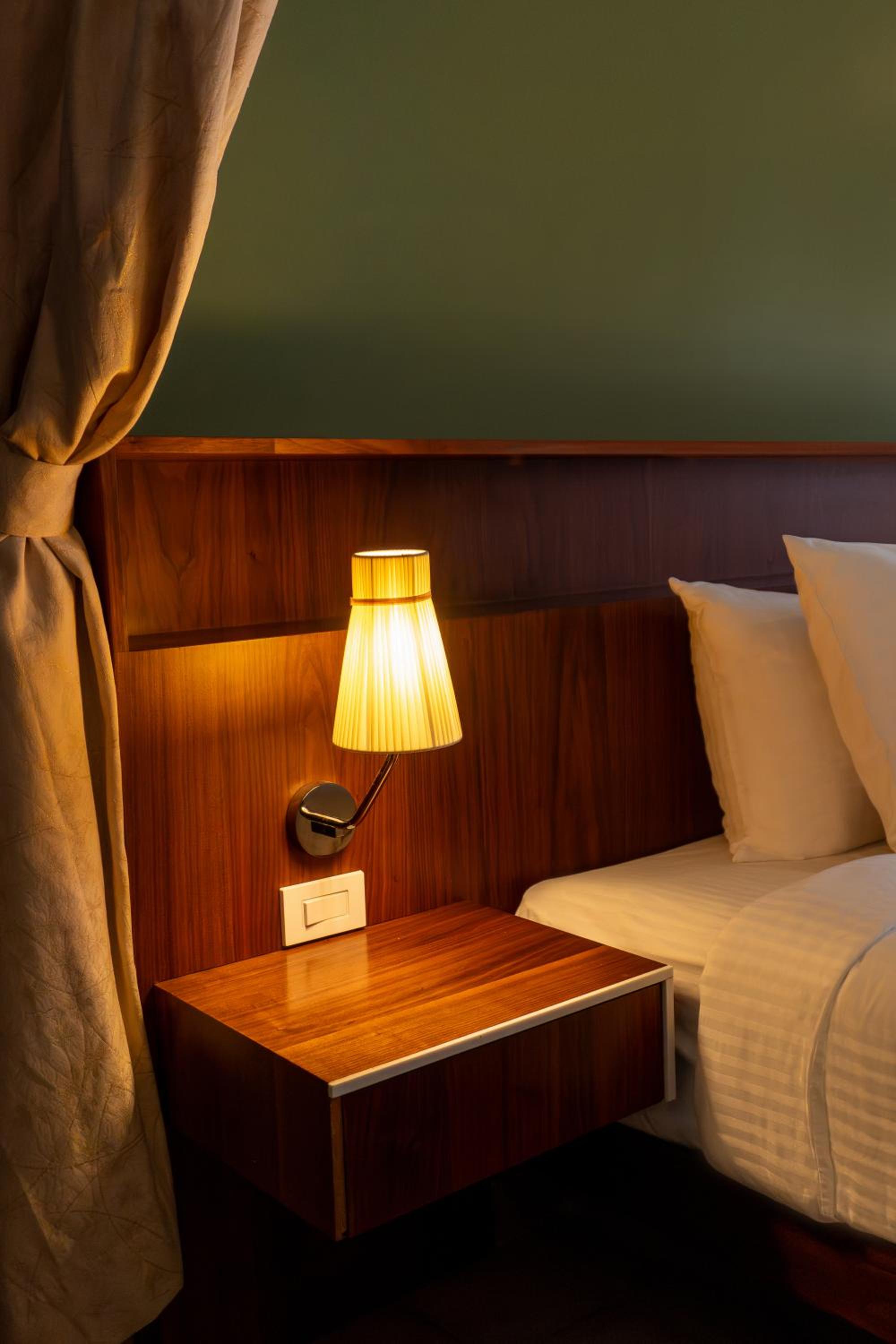 Superior King Room - Photo 10