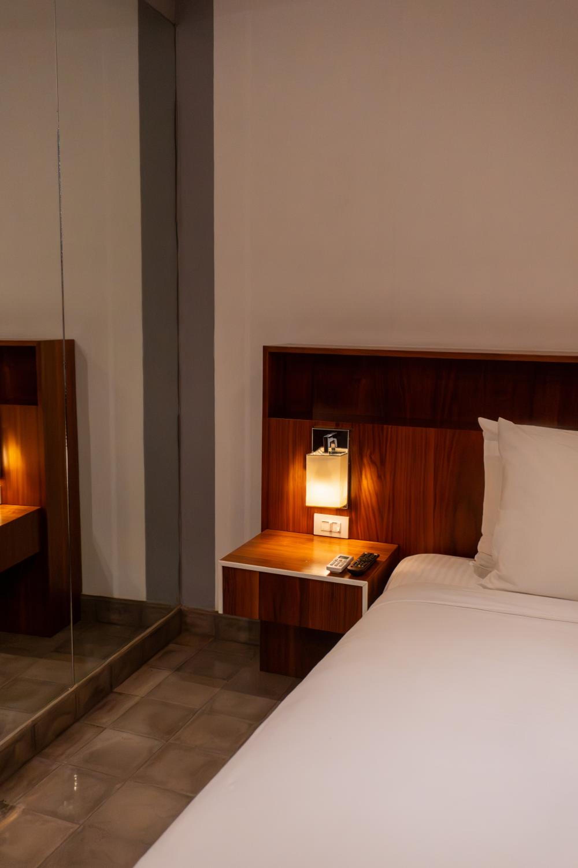 Standard King Room - Photo 5