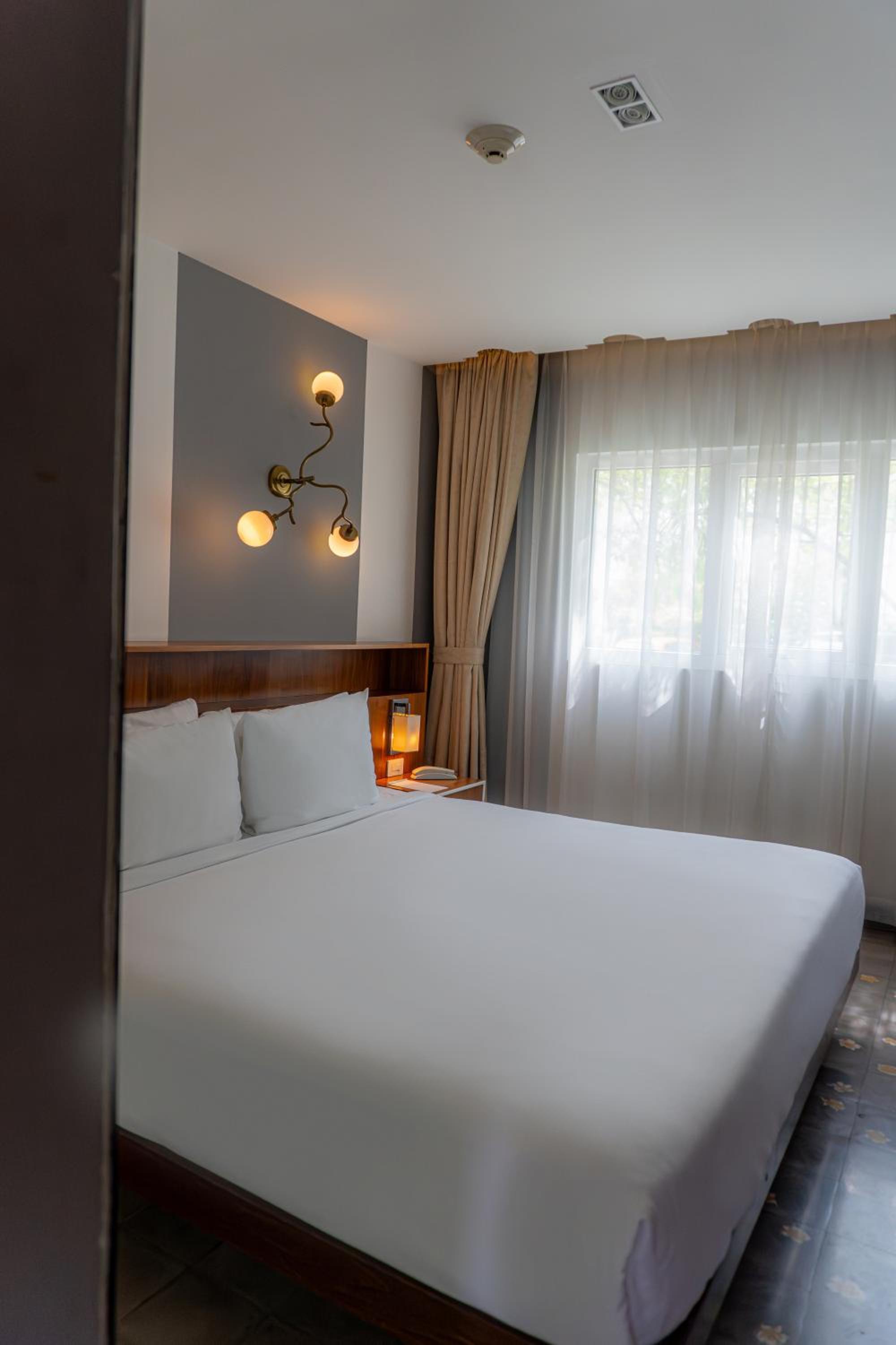 Standard King Room - Photo 3