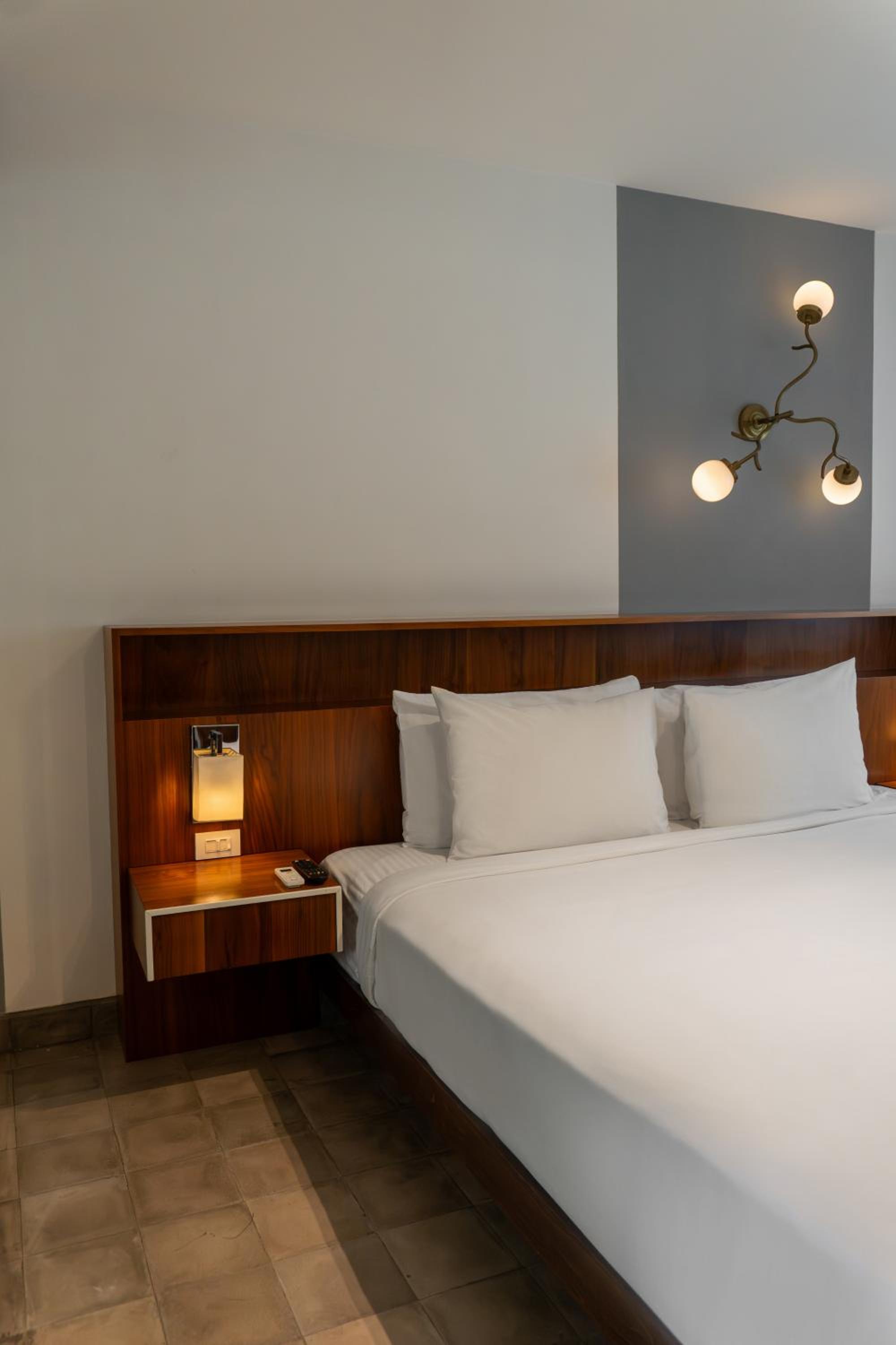 Standard King Room - Photo 13