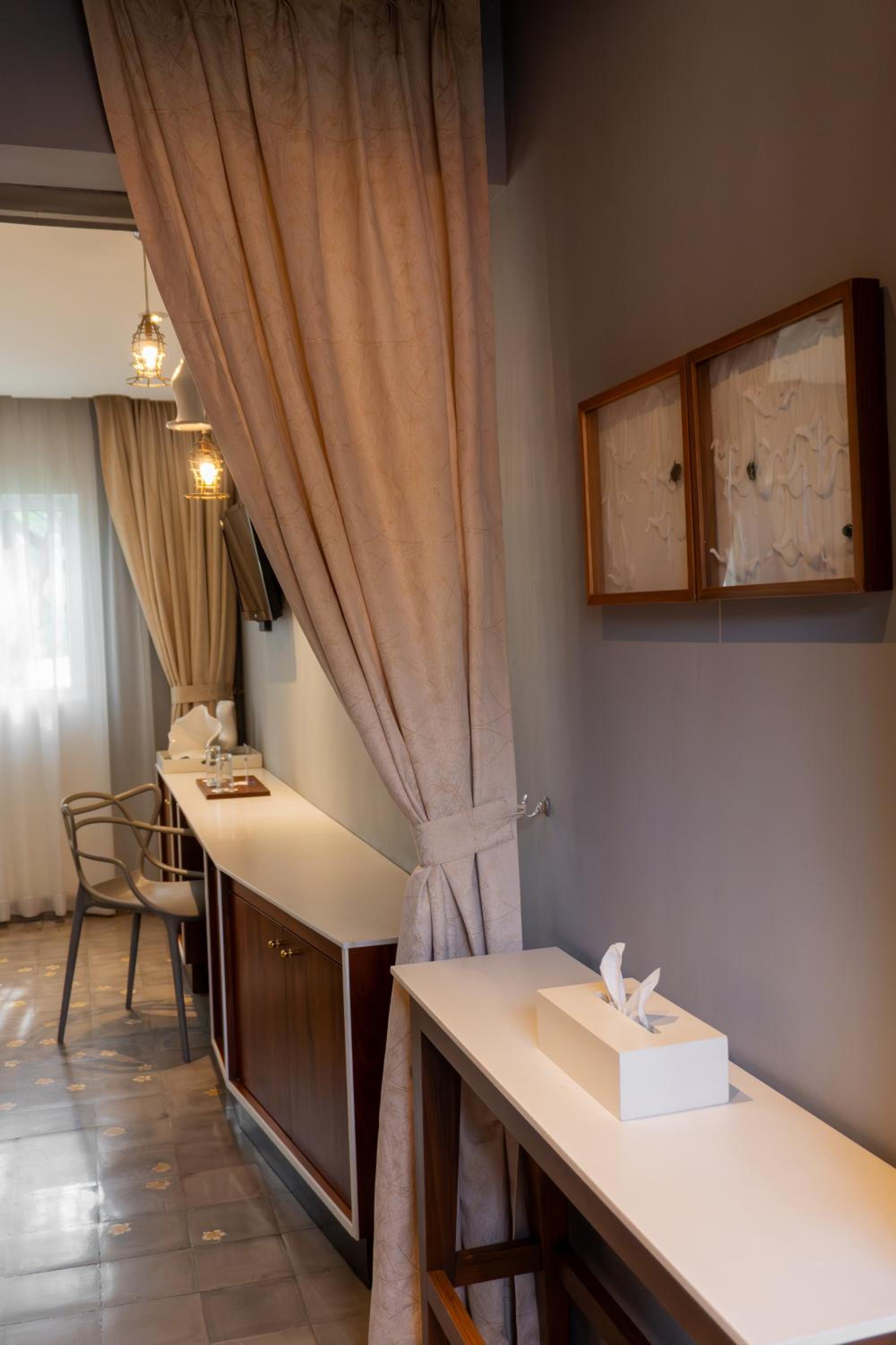 Standard King Room - Photo 12