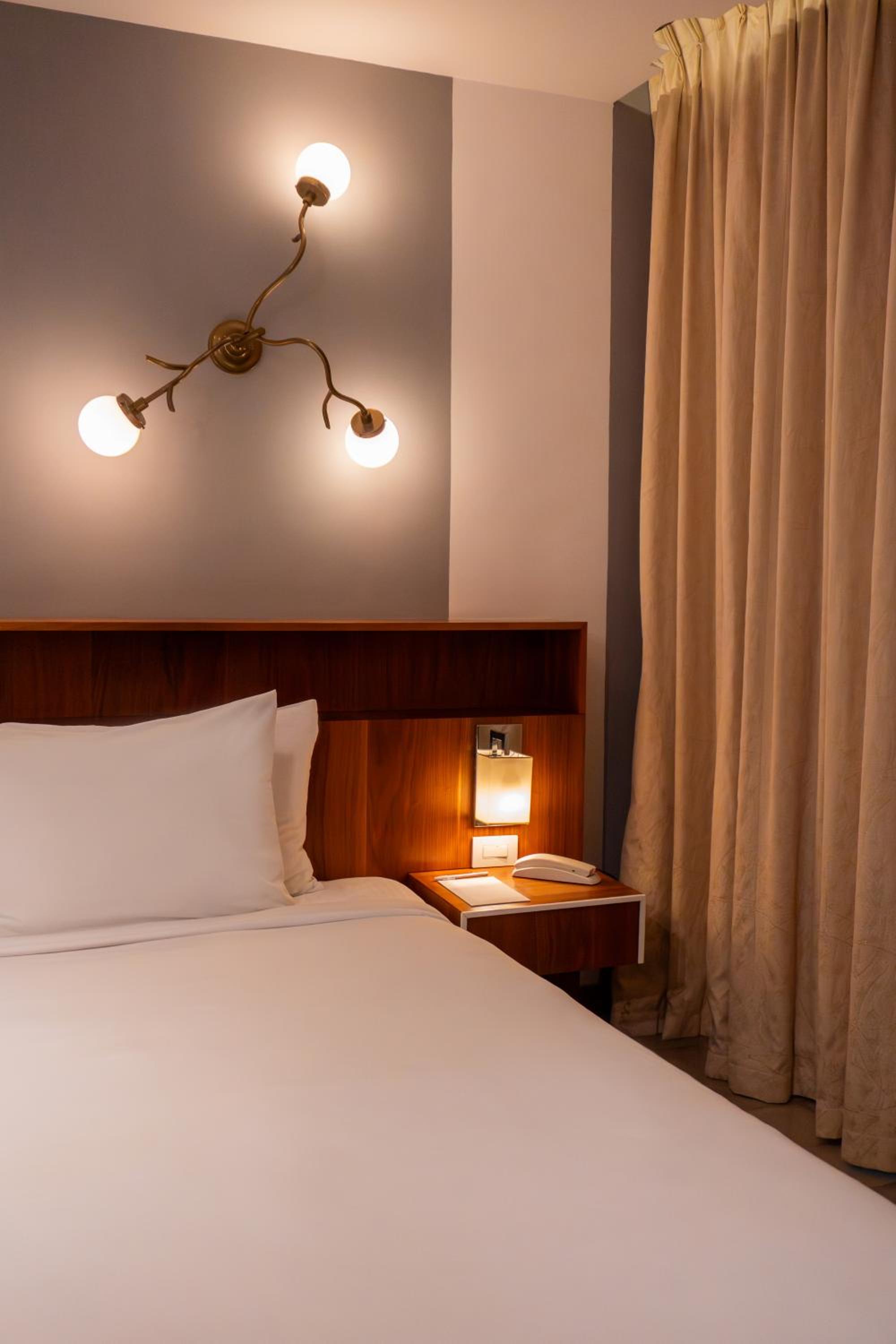 Standard King Room - Photo 6