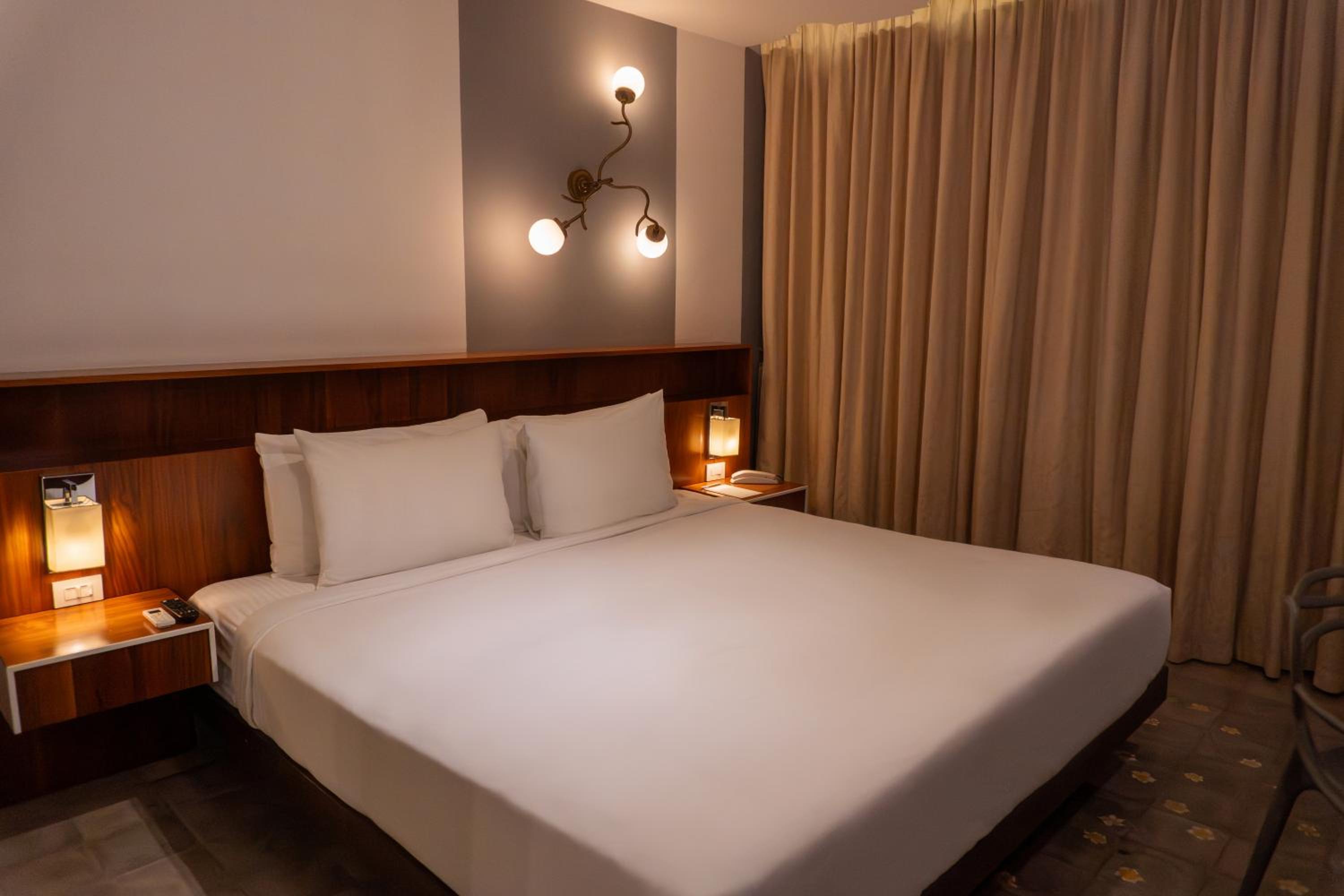 Standard King Room - Photo 9