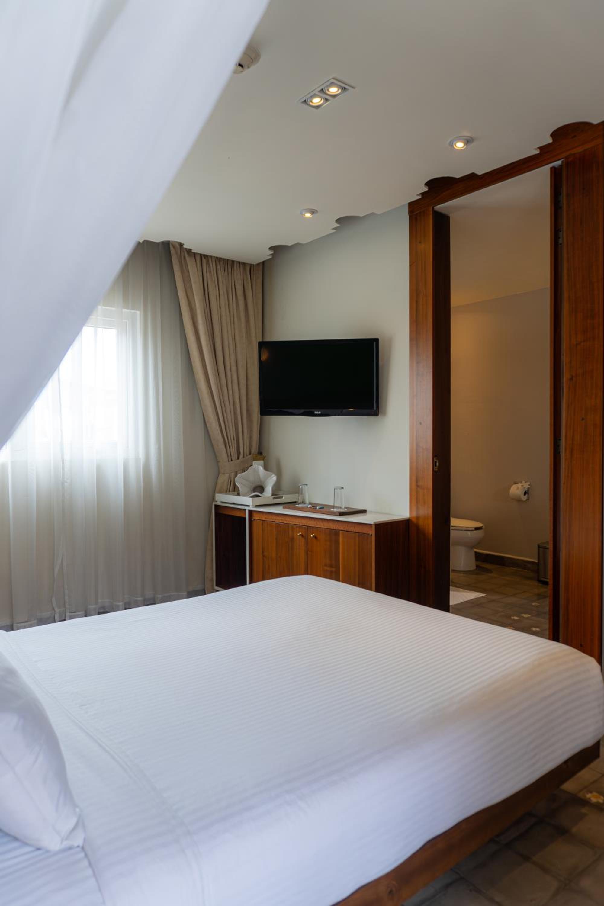 Standard Queen Room - Photo 5