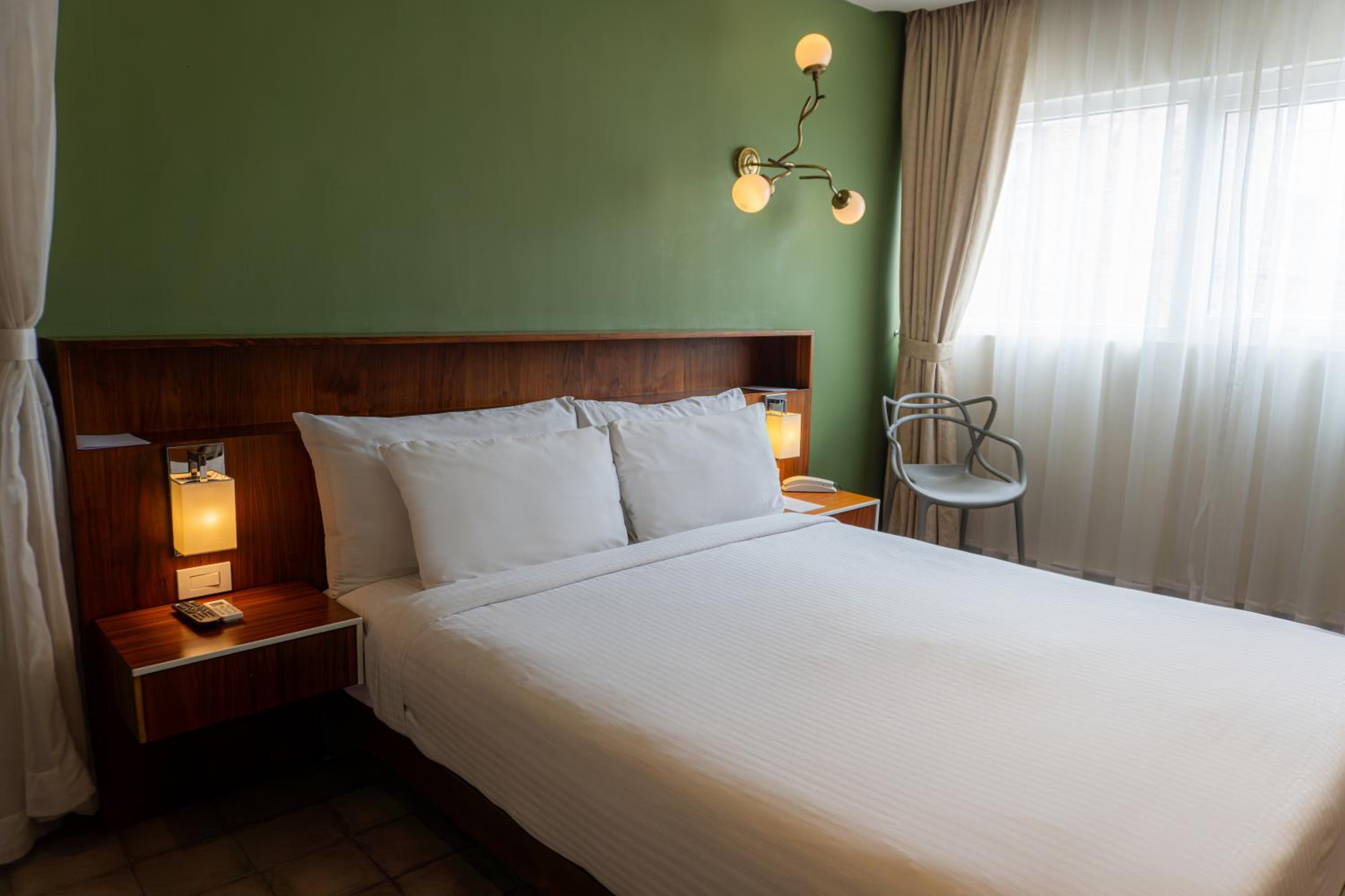 Standard Queen Room - Photo 1