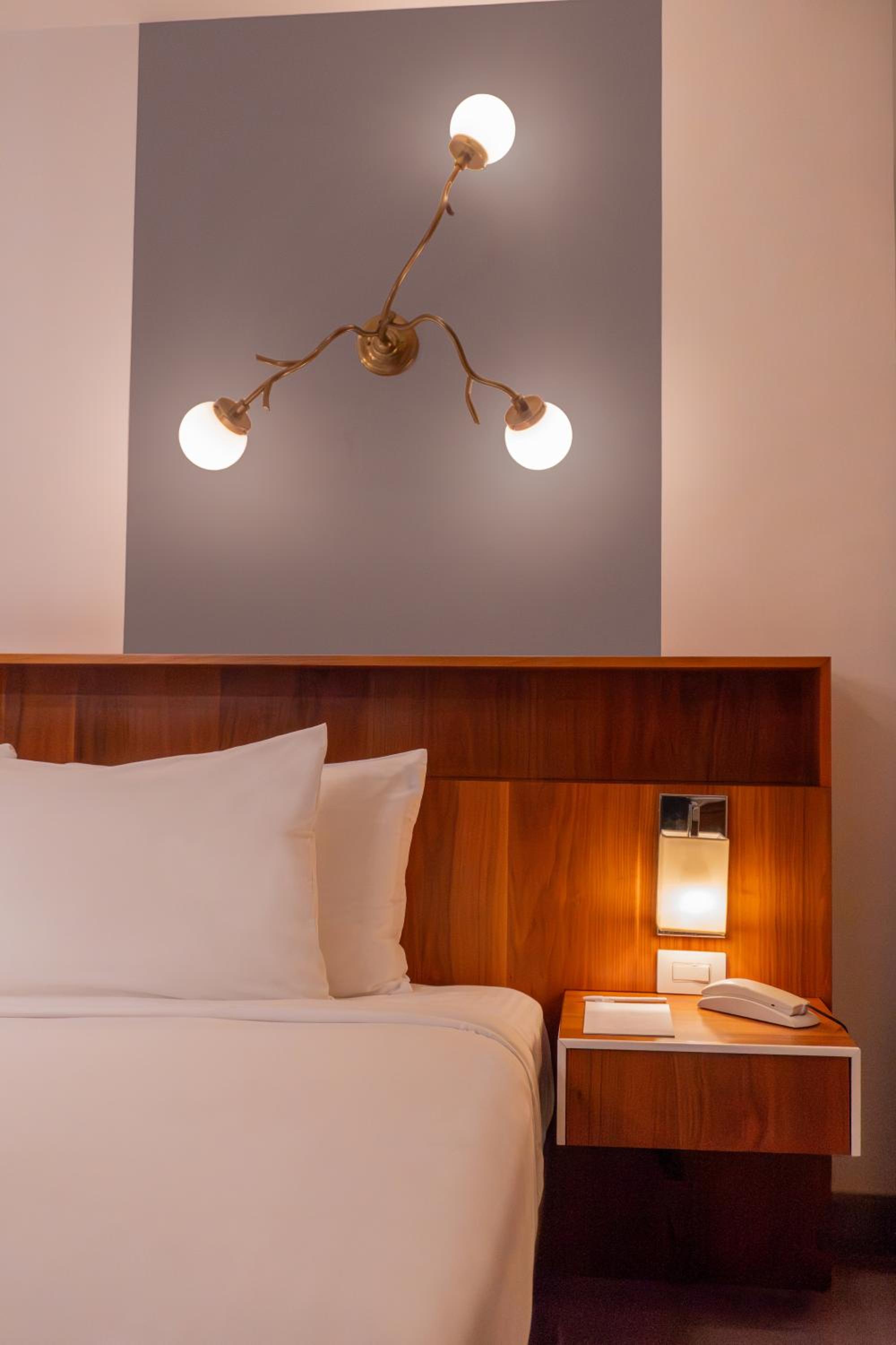 Standard King Room - Photo 10