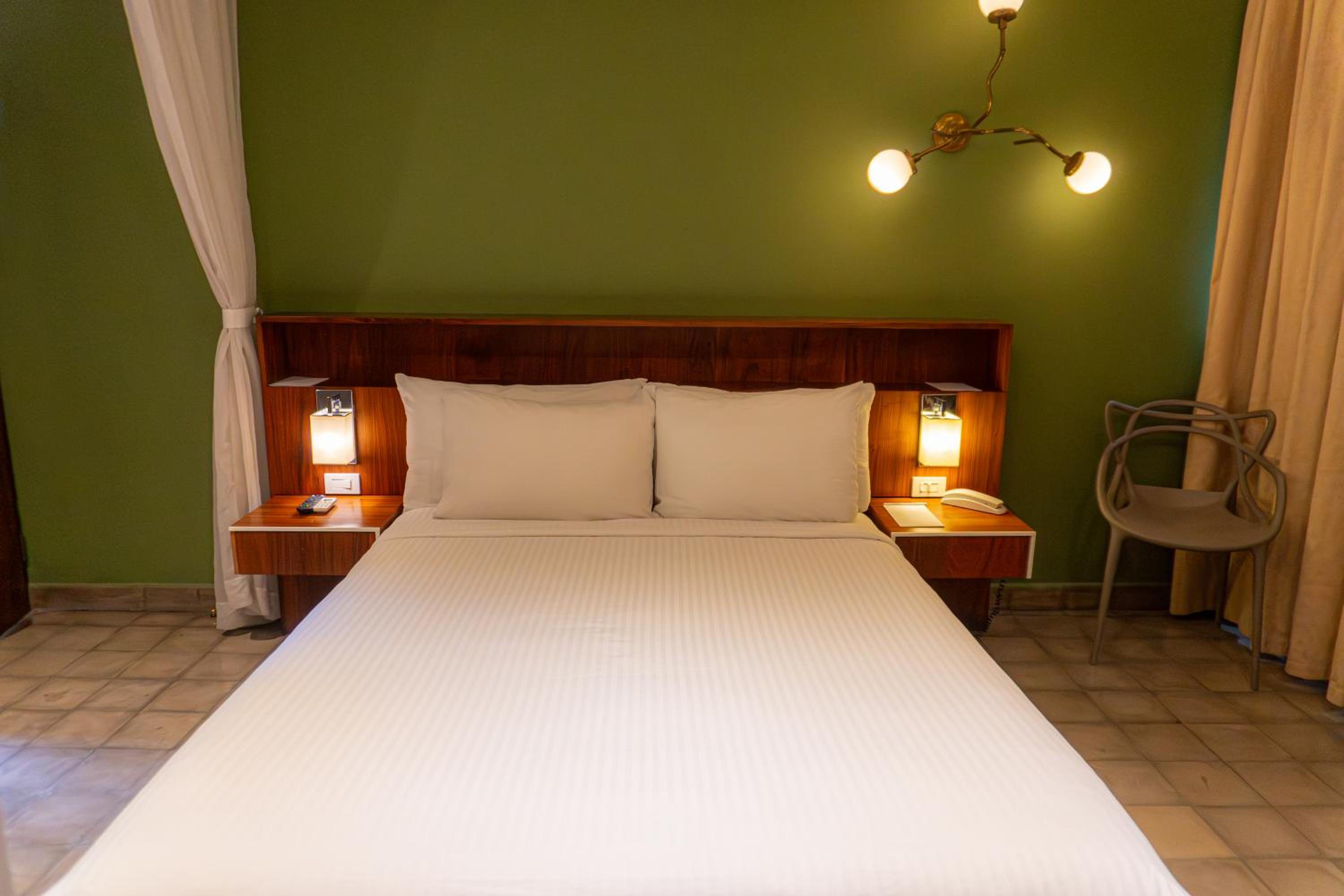 Standard Queen Room - Photo 6