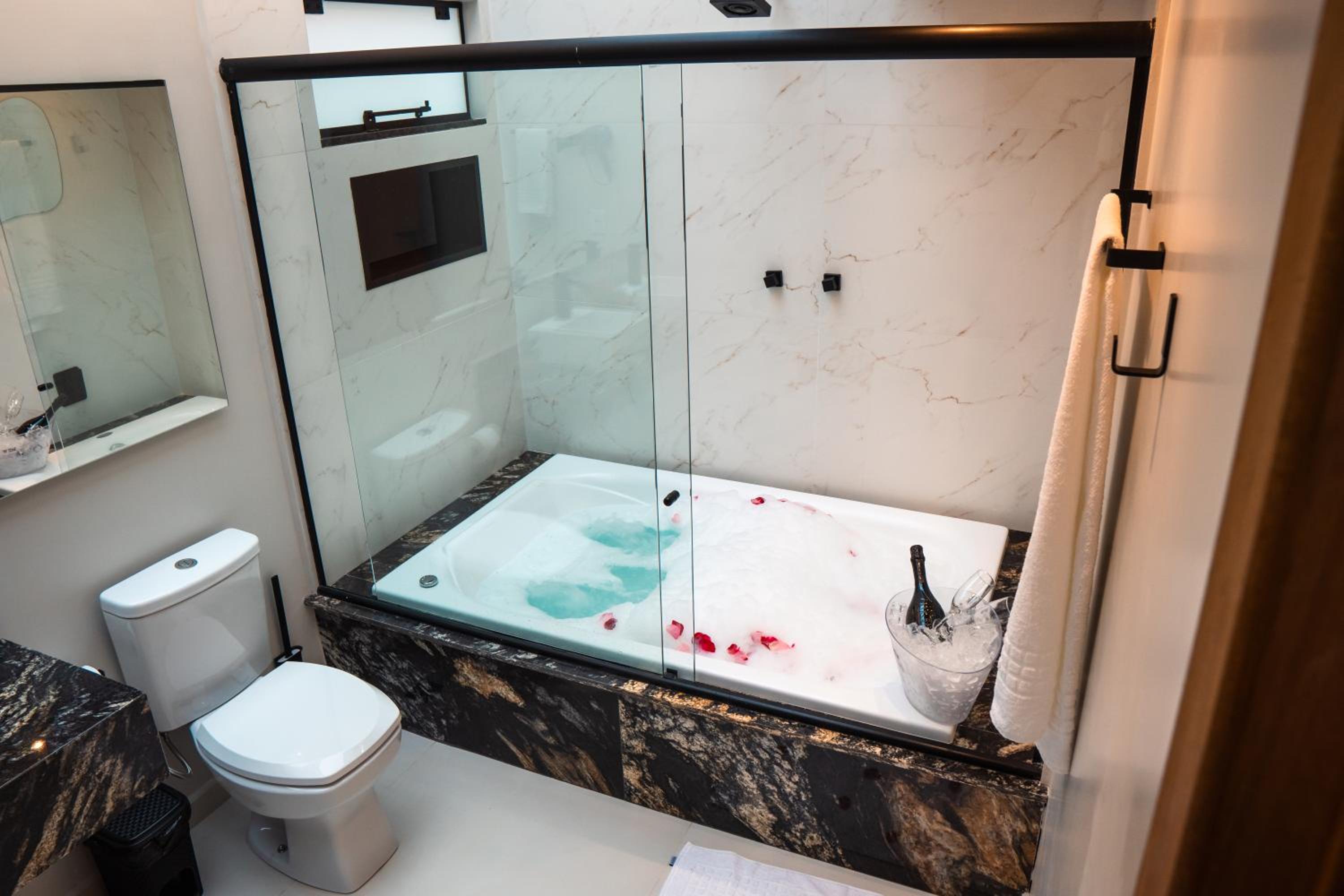 Deluxe Suite with Spa Bath photo 3
