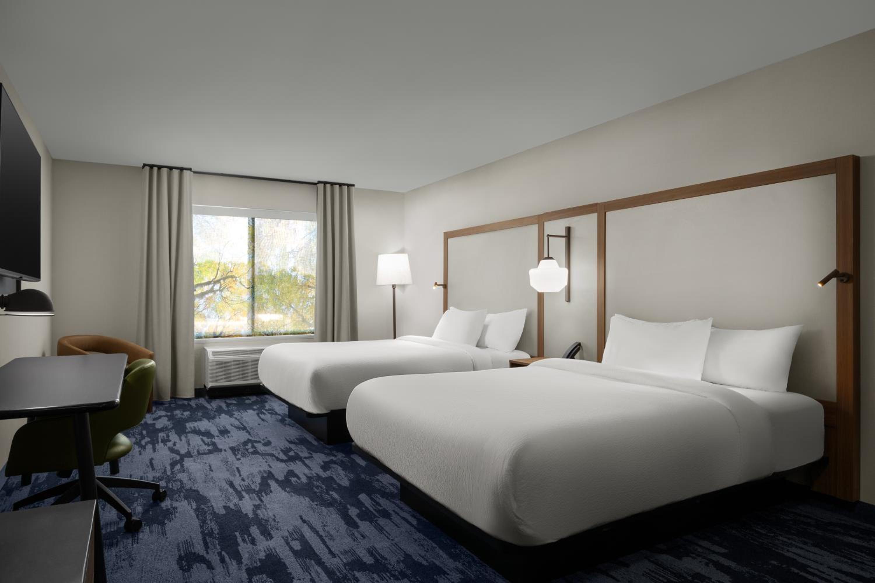 Standard Queen Room with Two Queen Beds - Photo 3