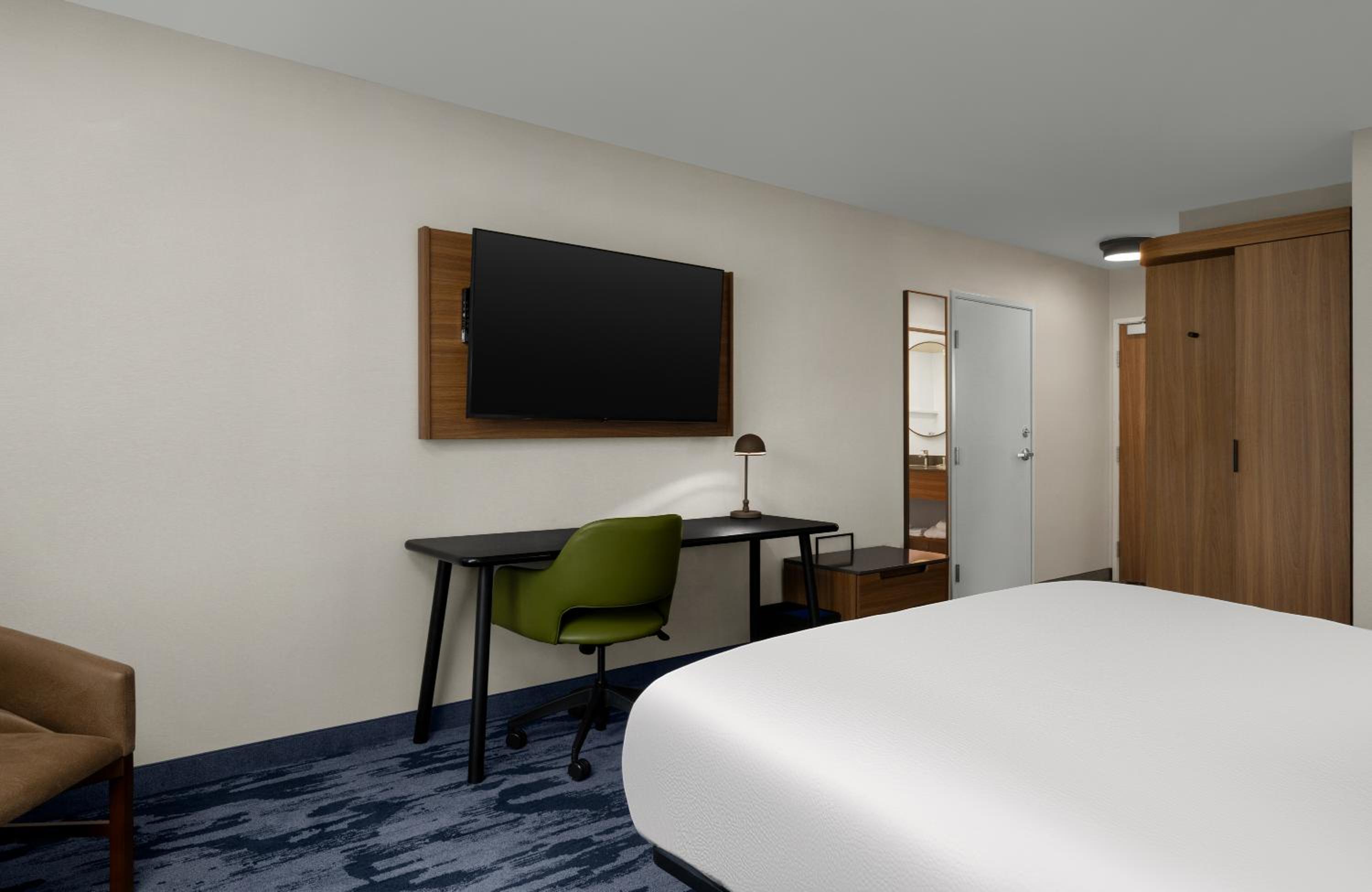 Standard King Room with Adapted Tub - Mobility Accessible photo 3