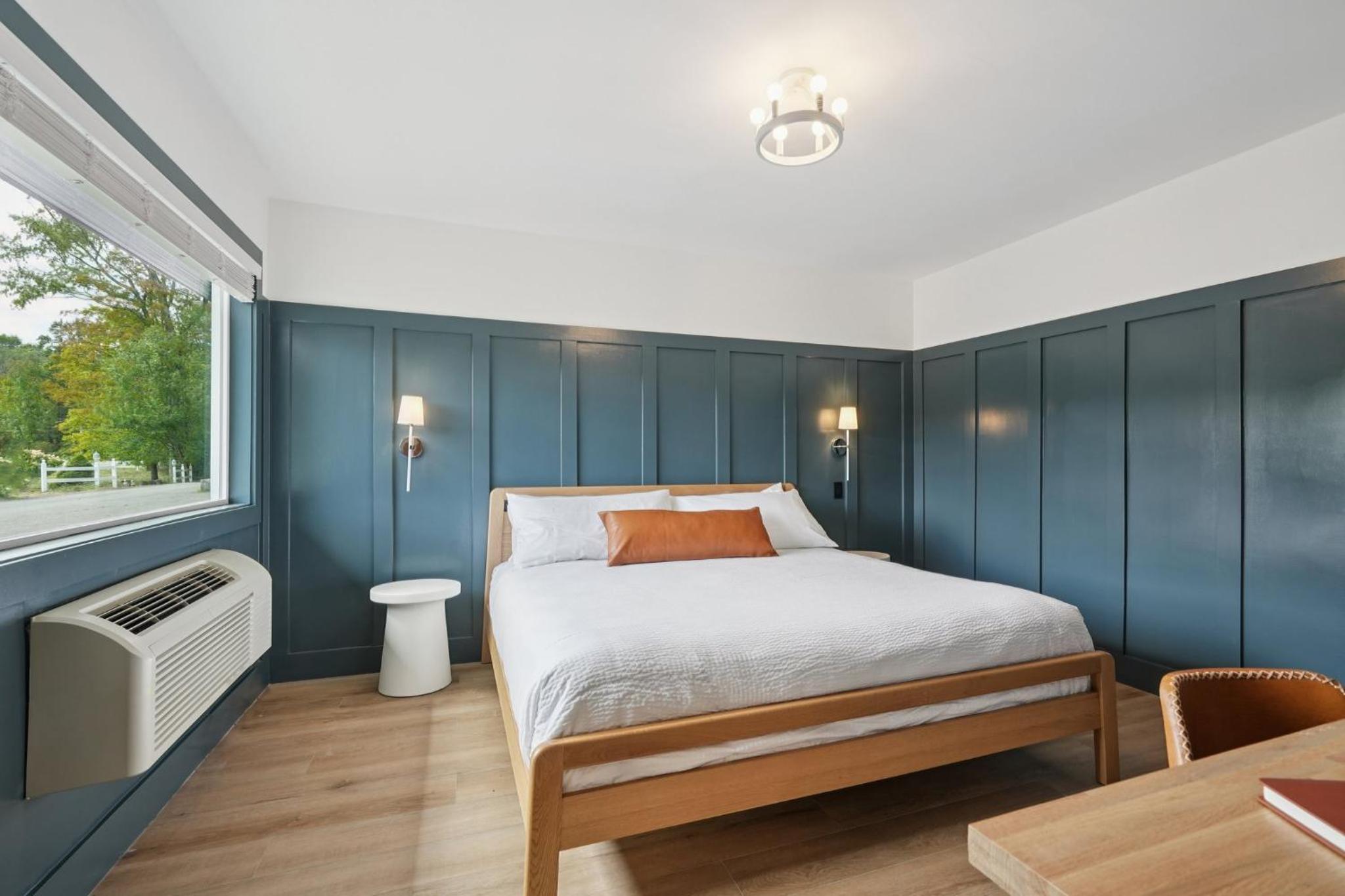 One-Bedroom Apartment with Lake View