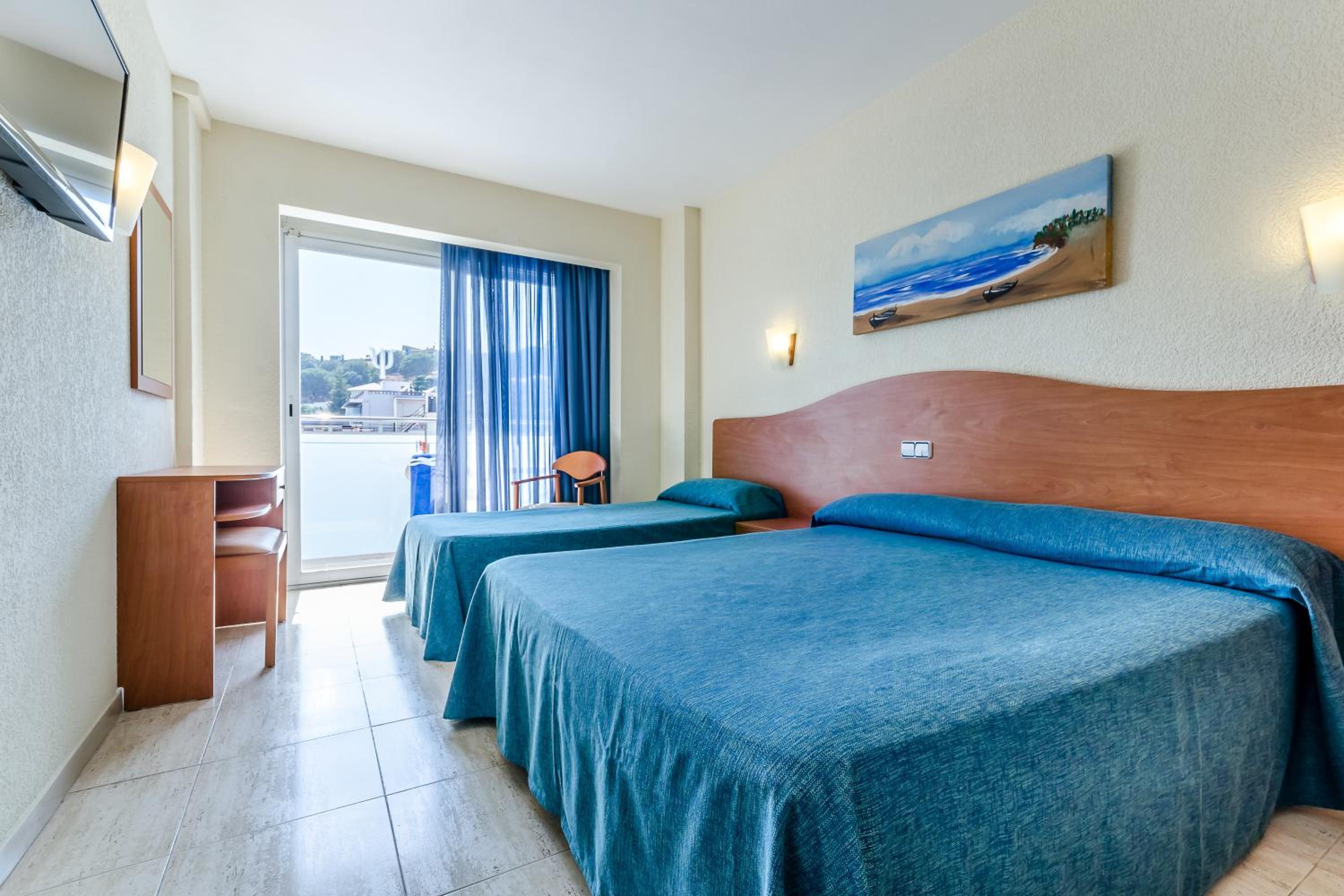 Habitación Triple con Vista a la Piscina (2 Adultos + 1 Niño)