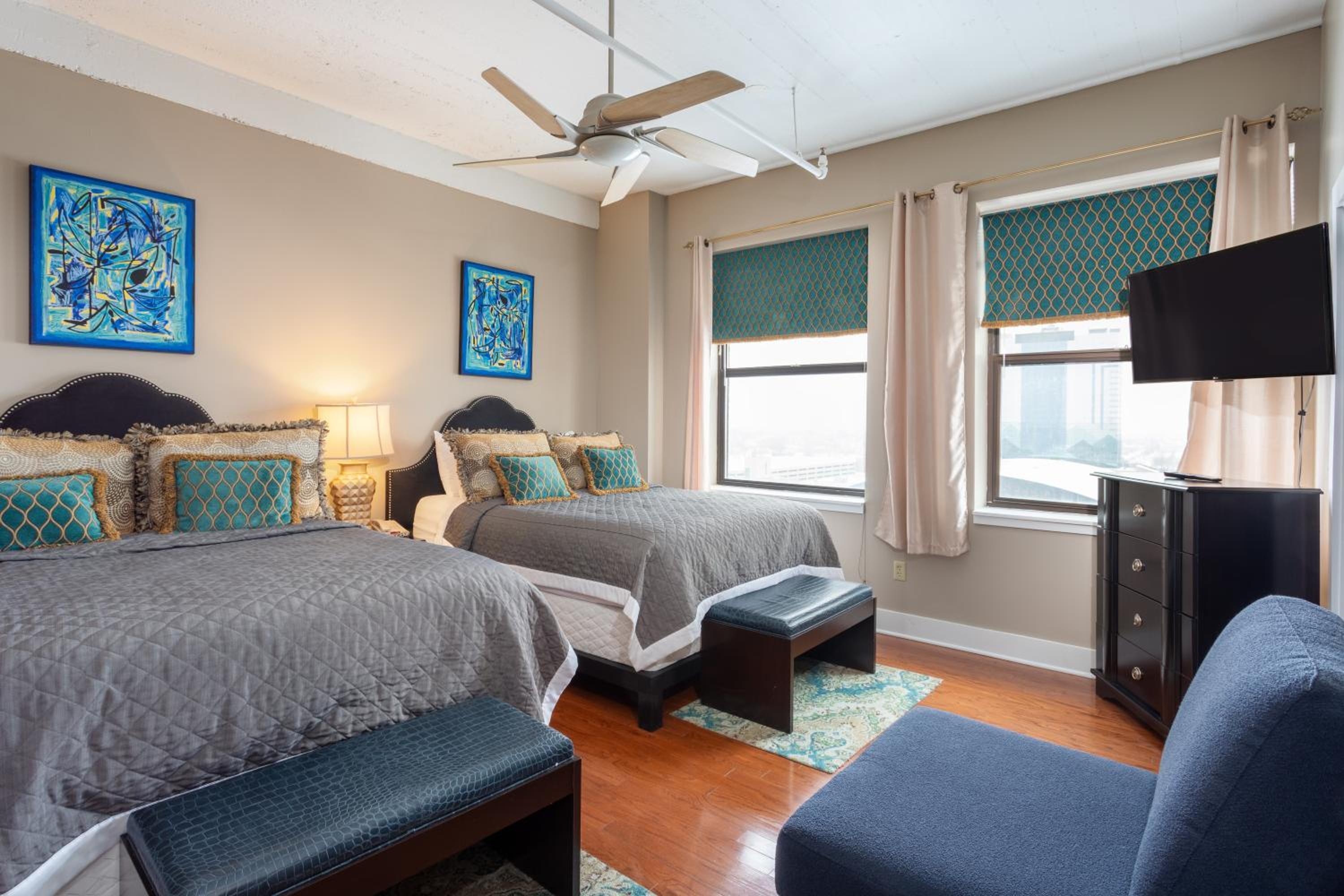 Efficiency King Suite with Two King Beds and Whirlpool - Non Smoking photo 3