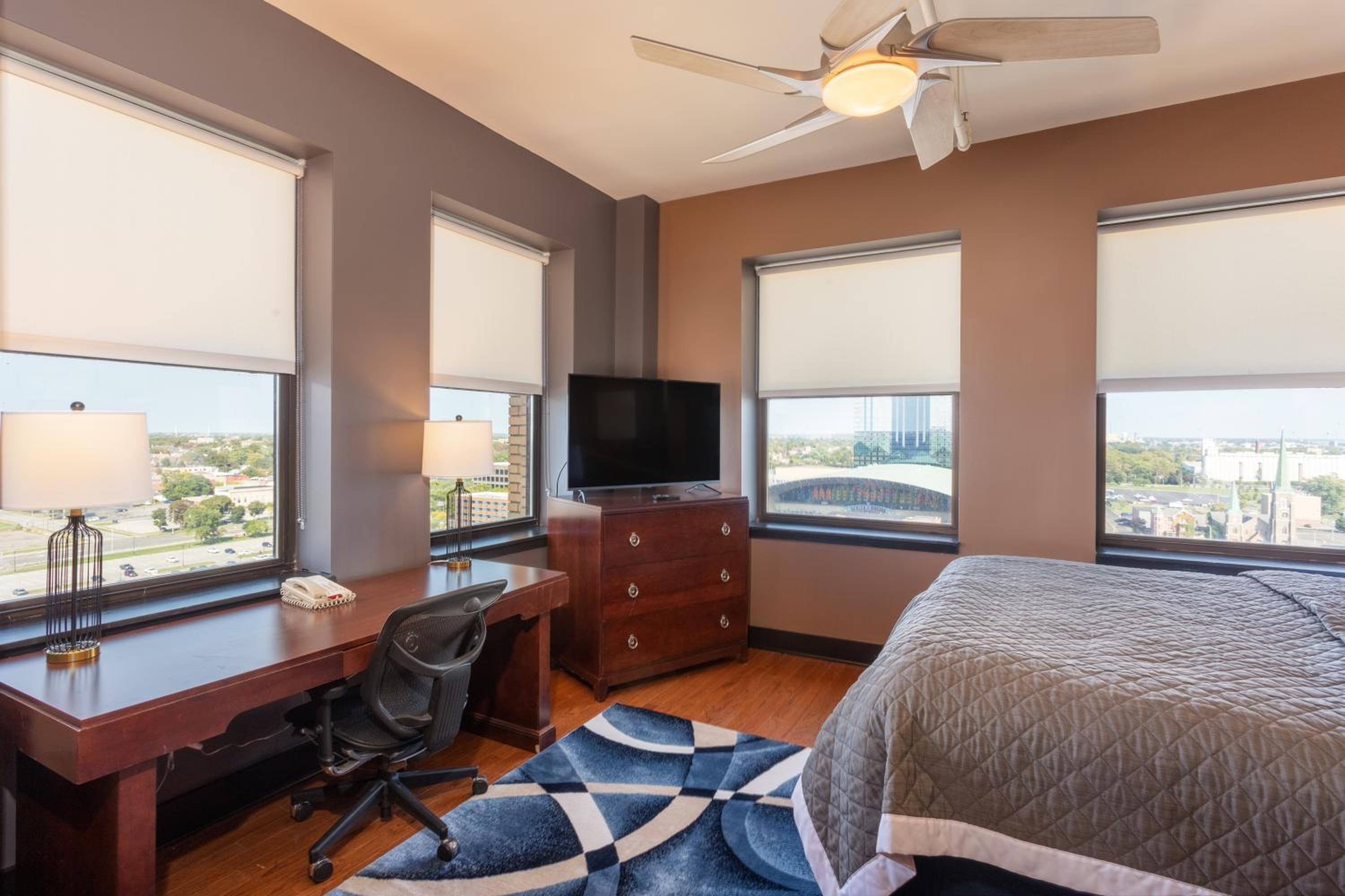 Efficiency King Suite with Two King Beds and Whirlpool - Non Smoking photo 2