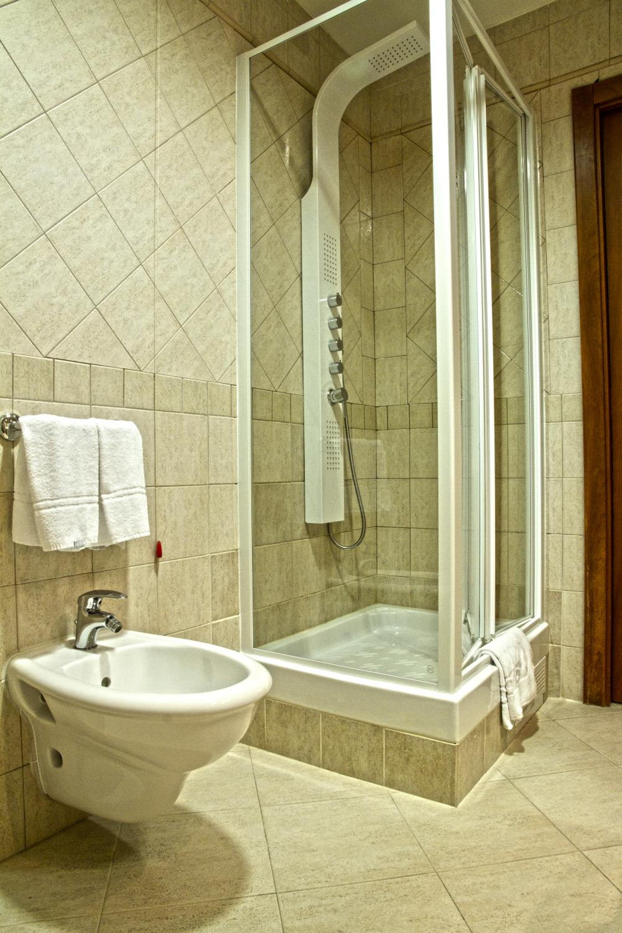 Standard Double Room - Photo 12