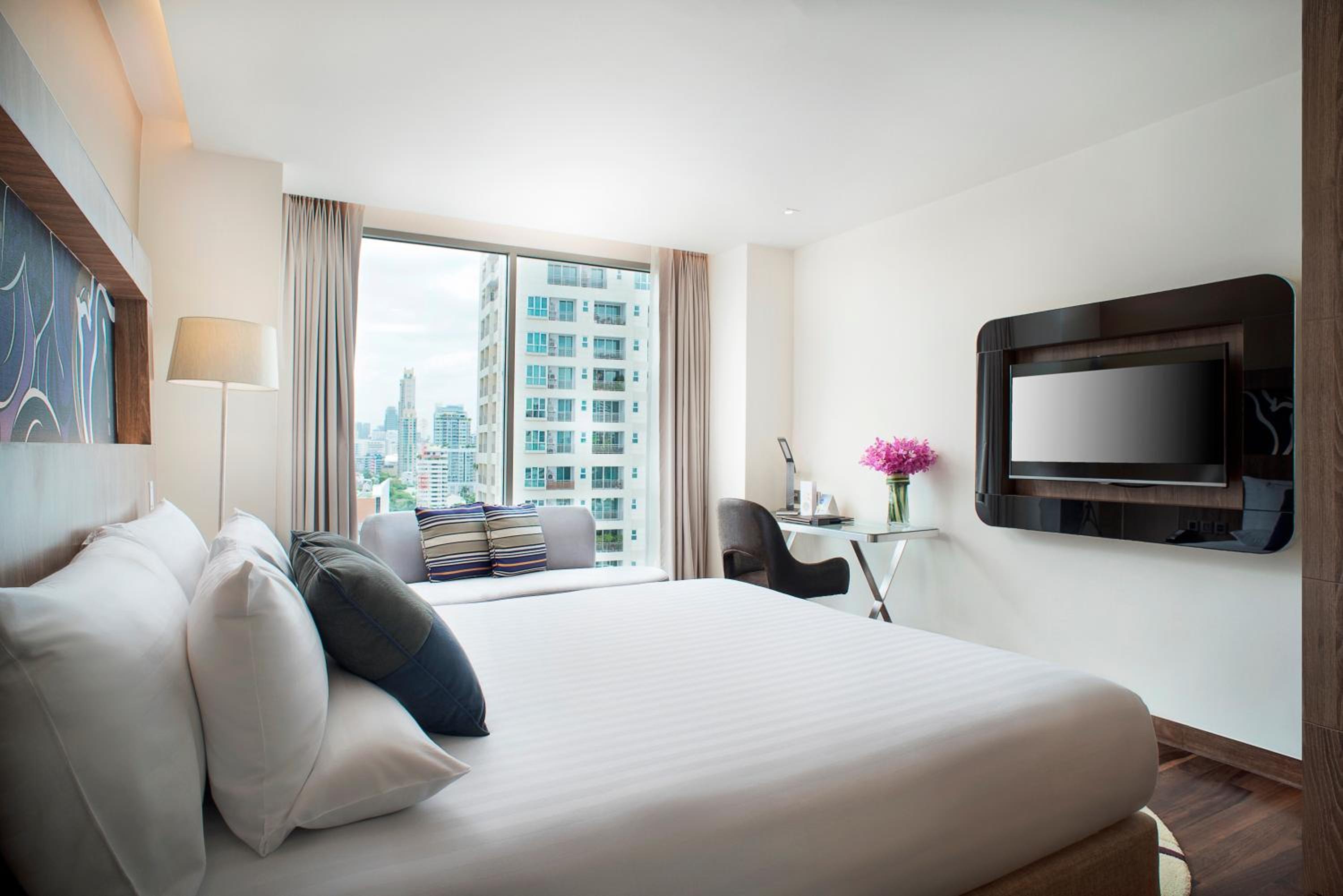 Executive Deluxe King Room with Lounge Access photo 2