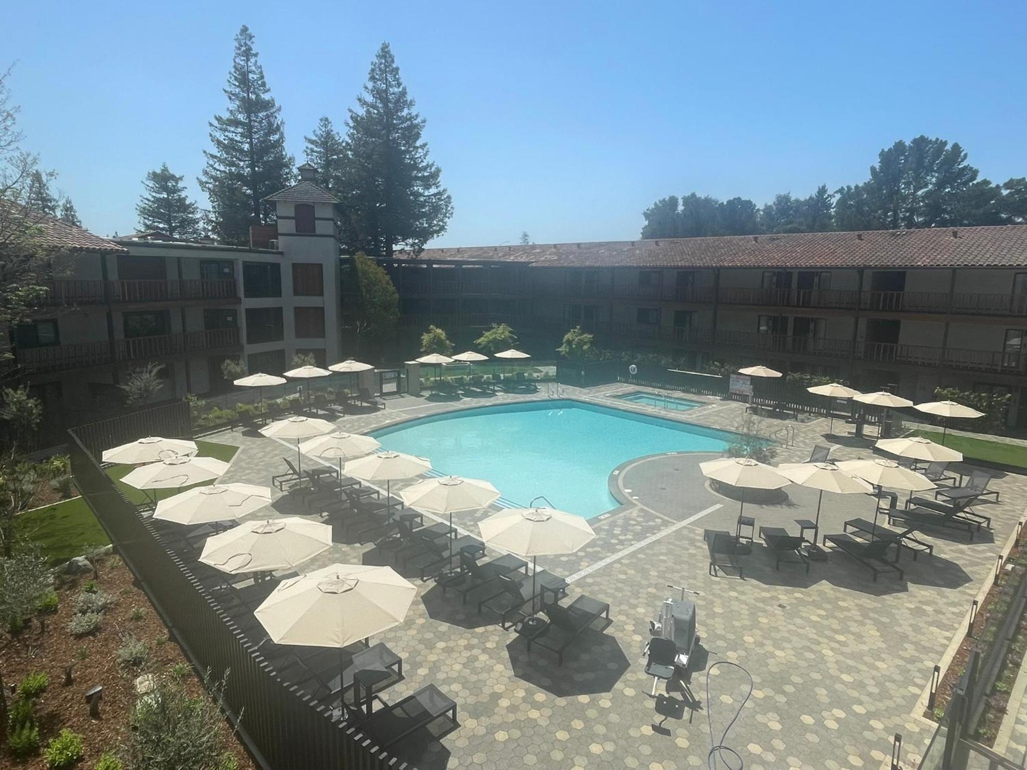 Luxury Queen Suite with Wet Bar - Hearing Accessible