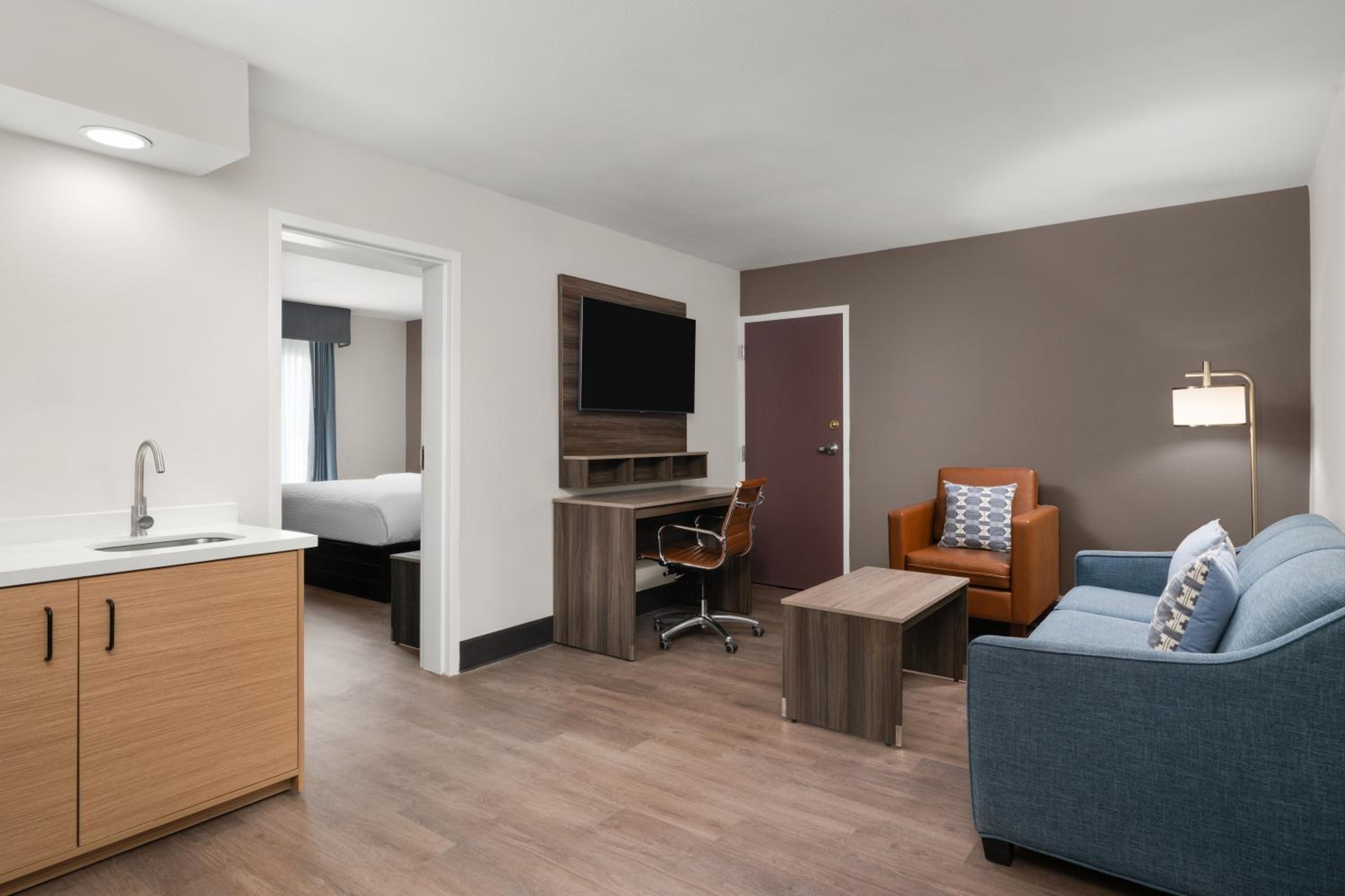 One-Bedroom Suite - Photo 4
