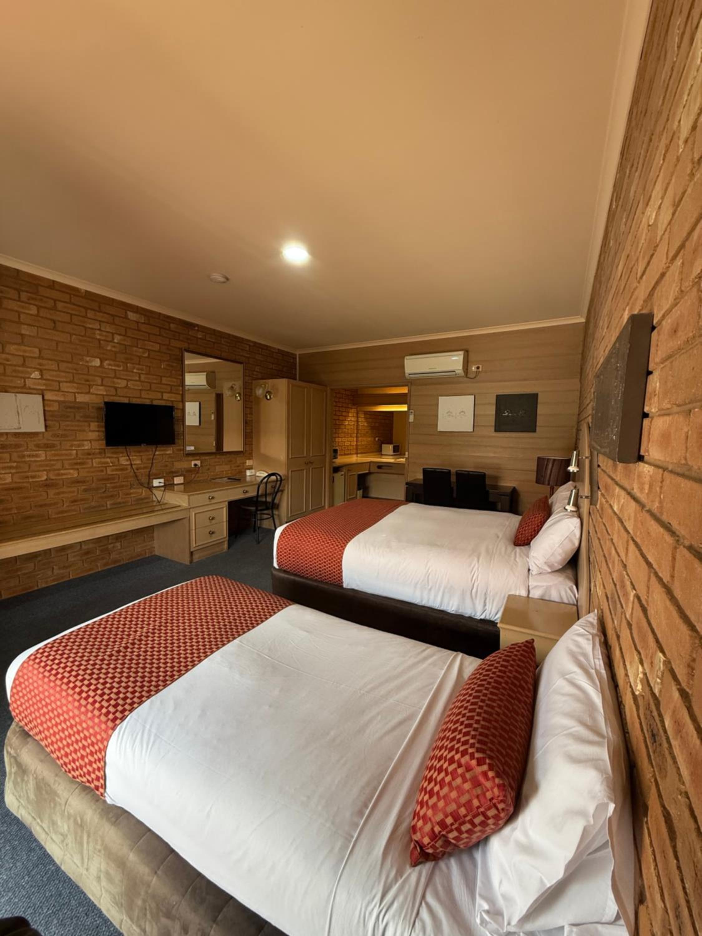 Queen Room with Single Bed - Non-Smoking photo 3