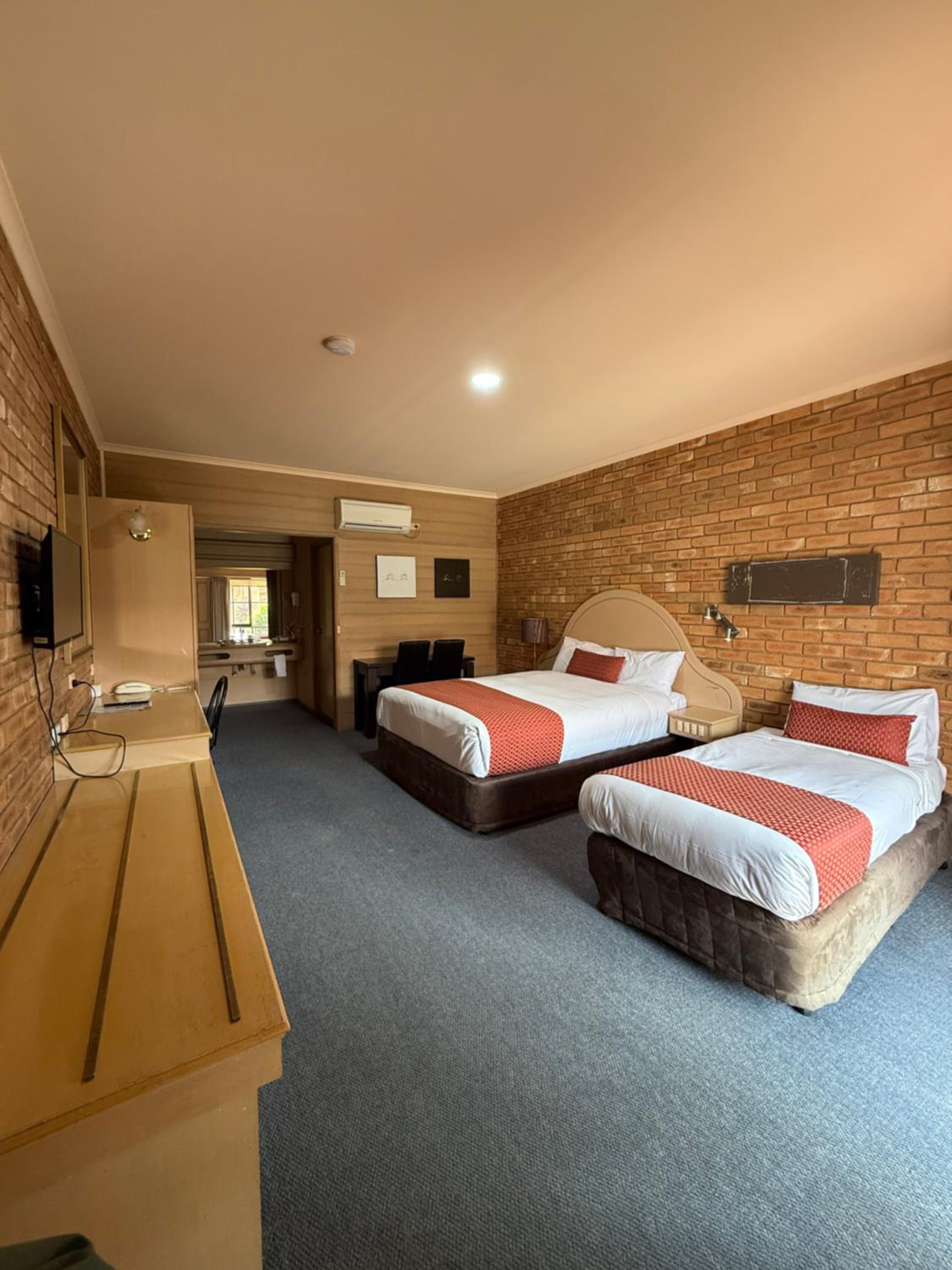 Queen Room with Single Bed - Non-Smoking