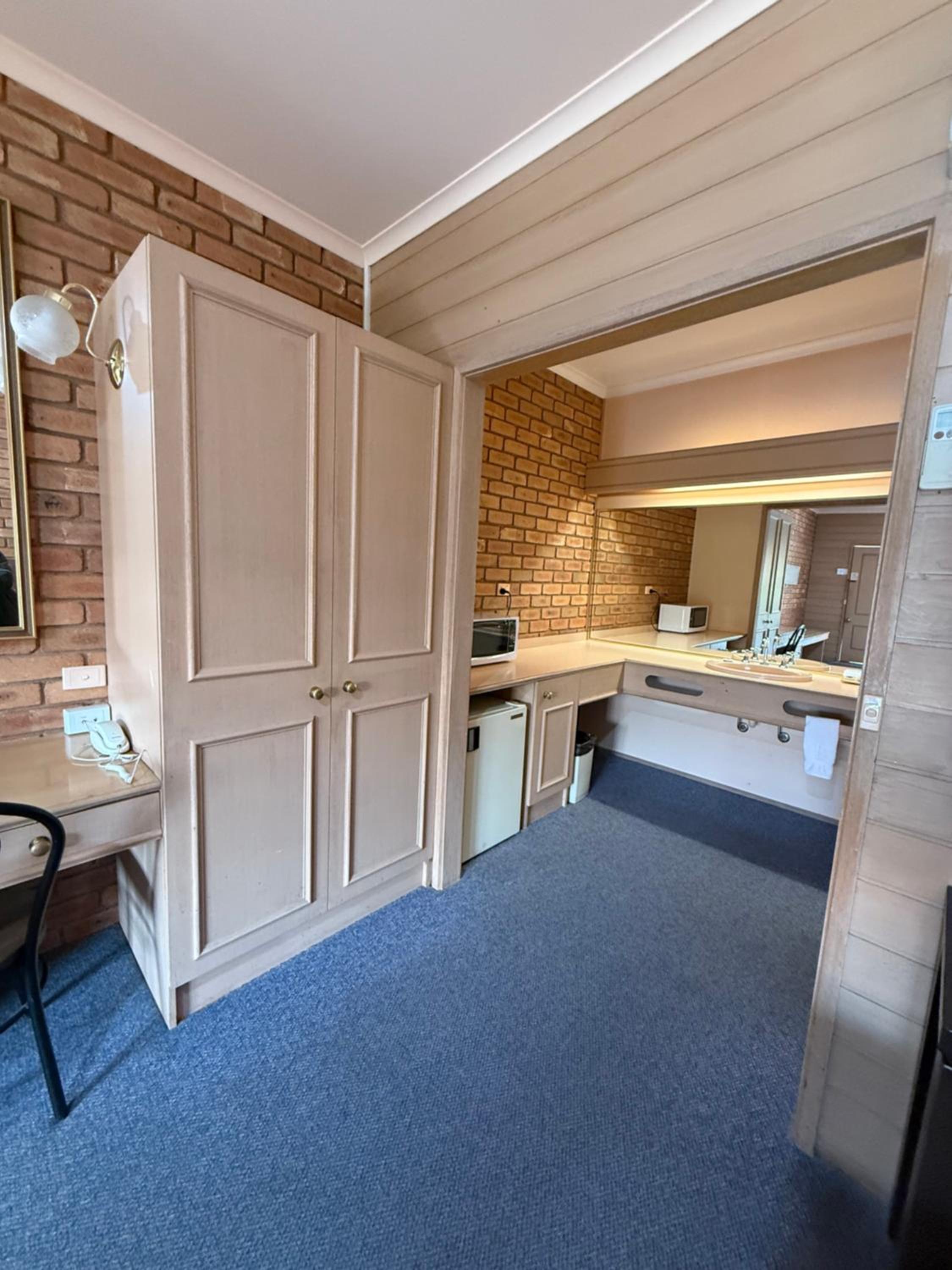Queen Room with Single Bed - Non-Smoking photo 2