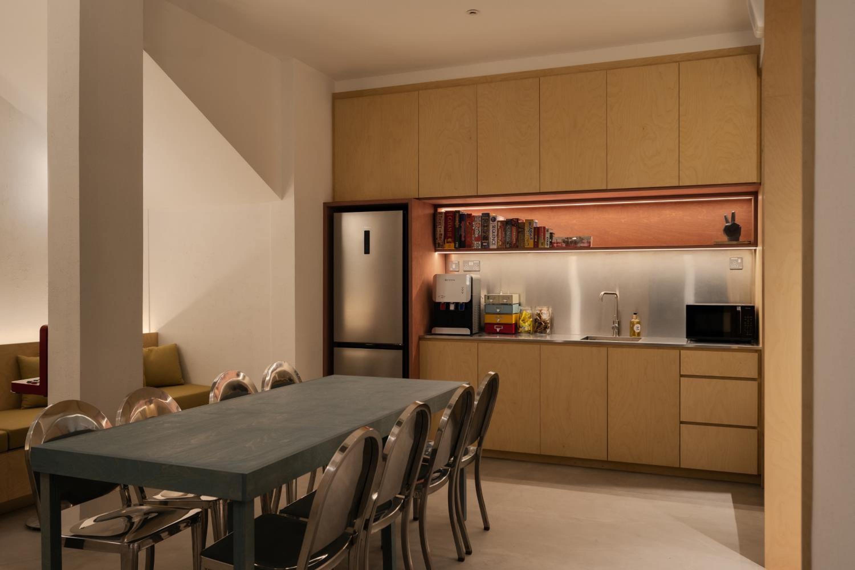Single Capsule in Mixed Room photo 2