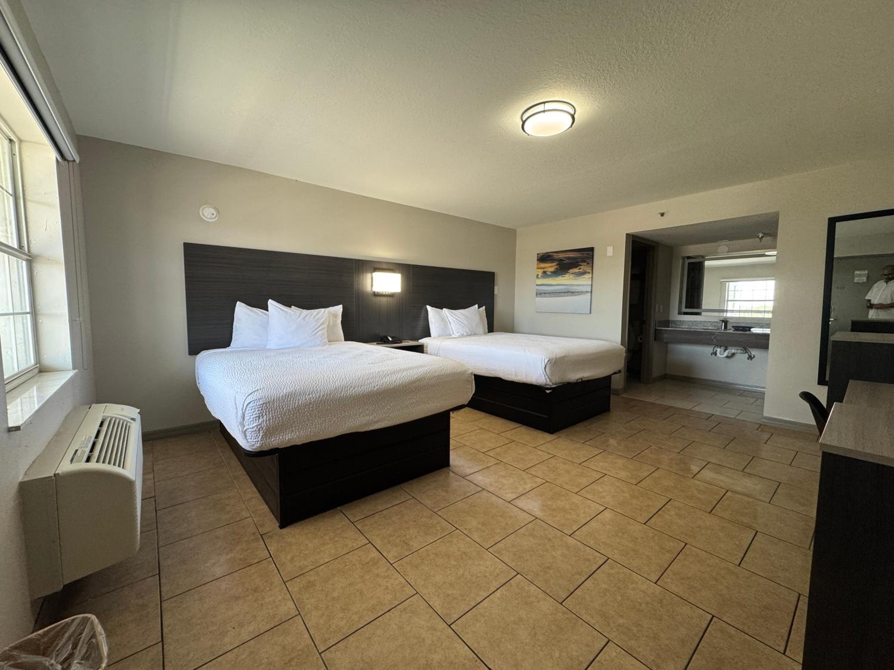 Queen Room with Two Queen Beds - Non-Smoking - Photo 4