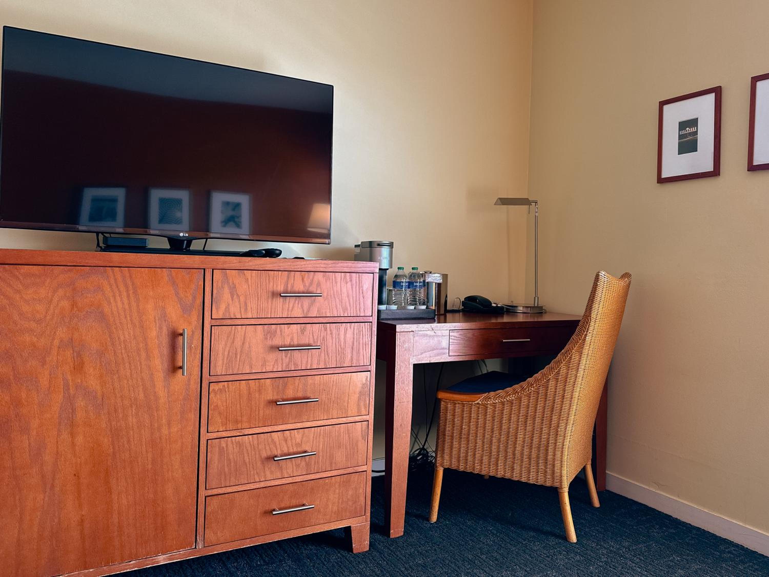 Executive Suite - Photo 5