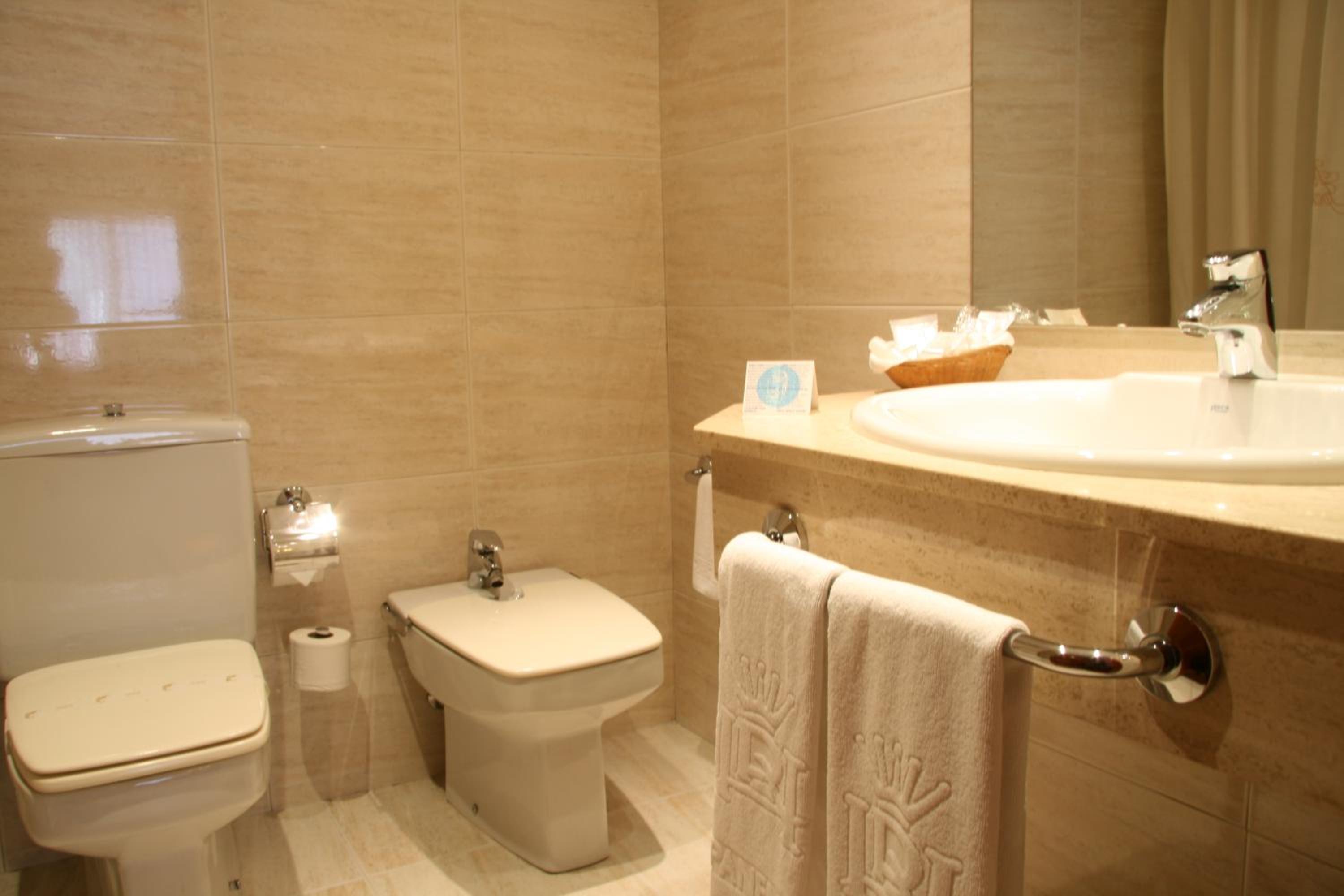 Double or Twin Room with Extra Bed (3 Adults) - Photo 6
