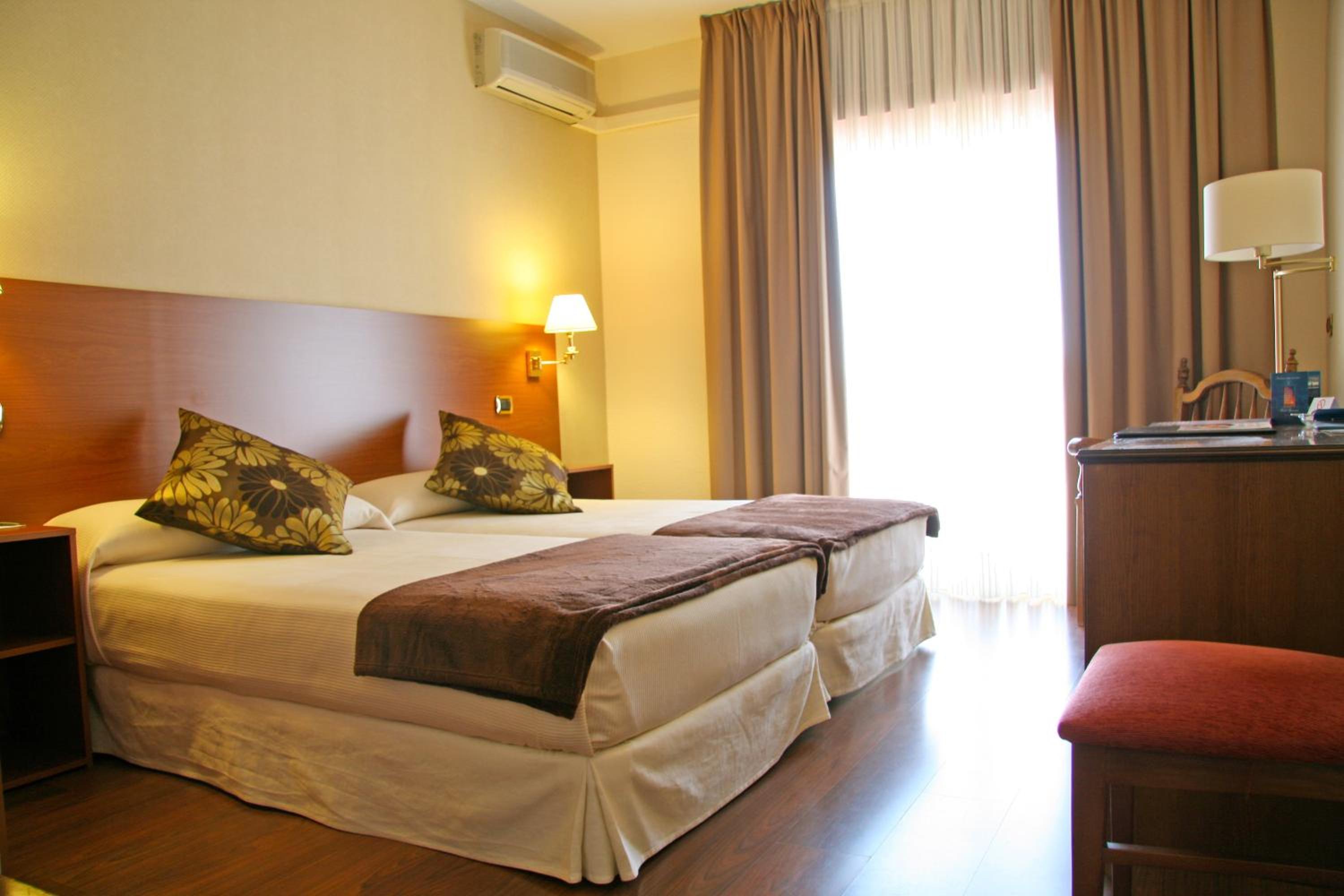 Double or Twin Room with Extra Bed (3 Adults) - Photo 2