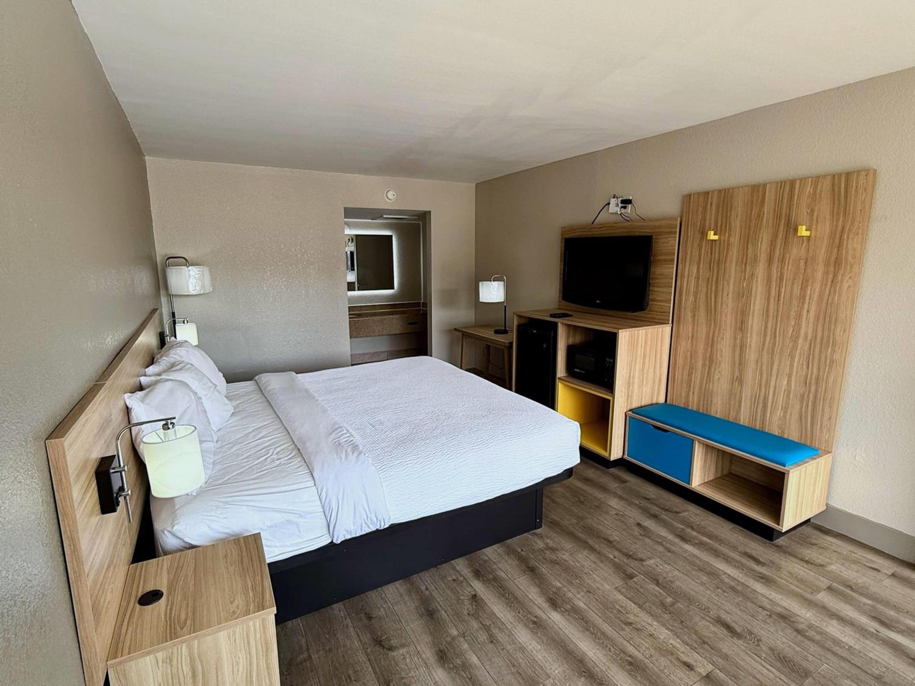 King Room - Non-Smoking - Photo 1