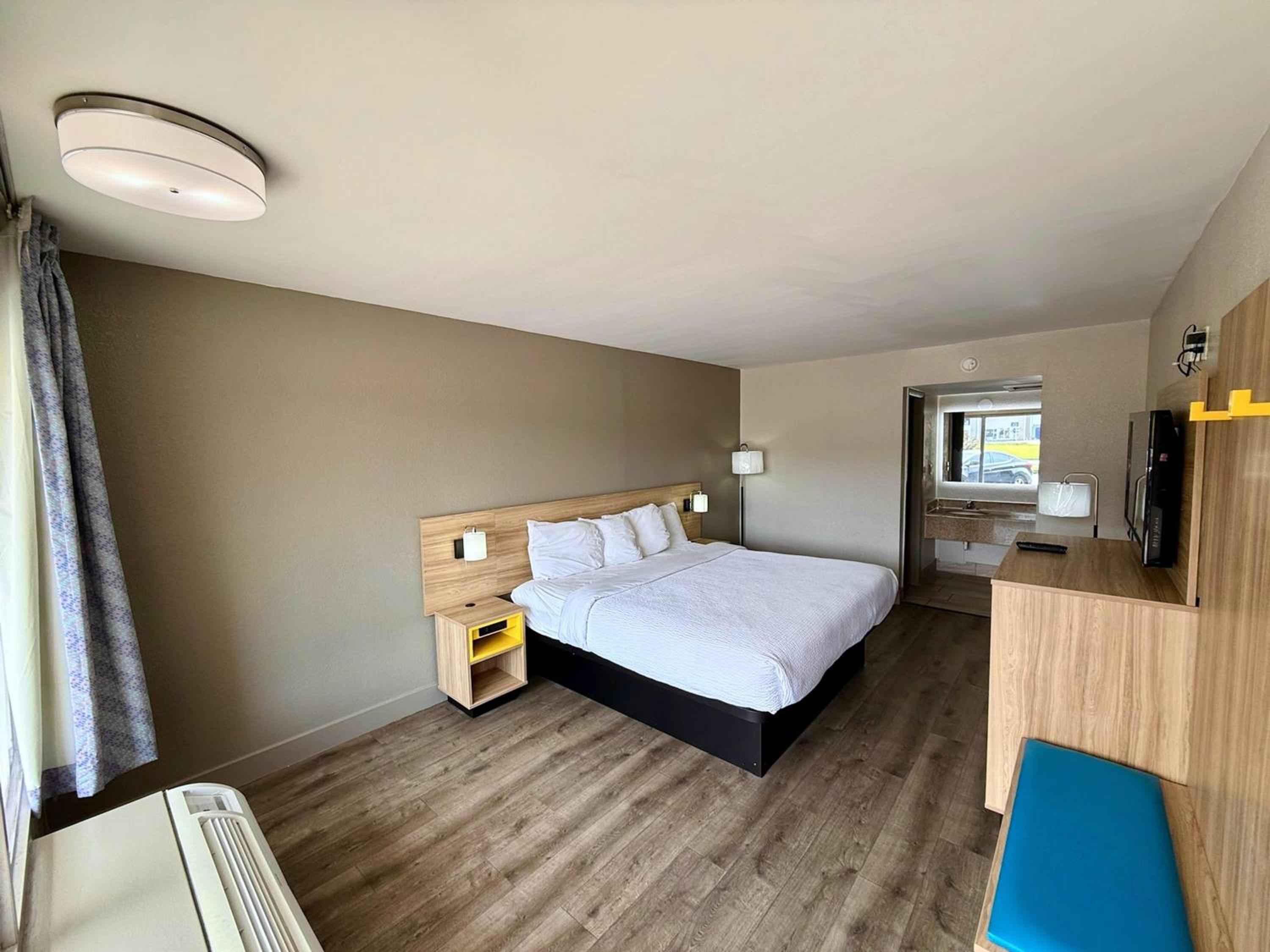 King Room - Non-Smoking - Photo 2