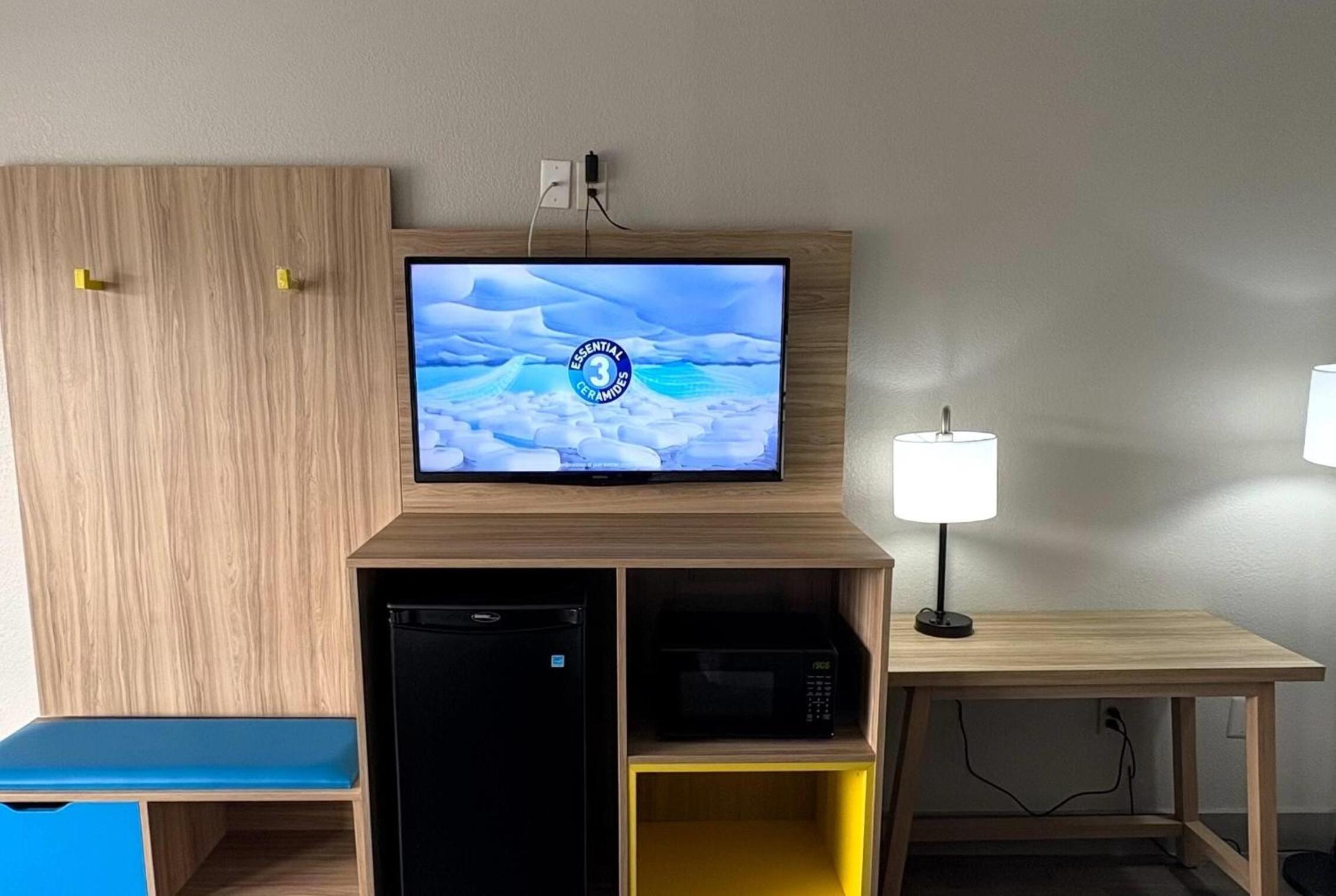 Queen Room with Sofa Bed and Kitchenette - Non-Smoking - Photo 1