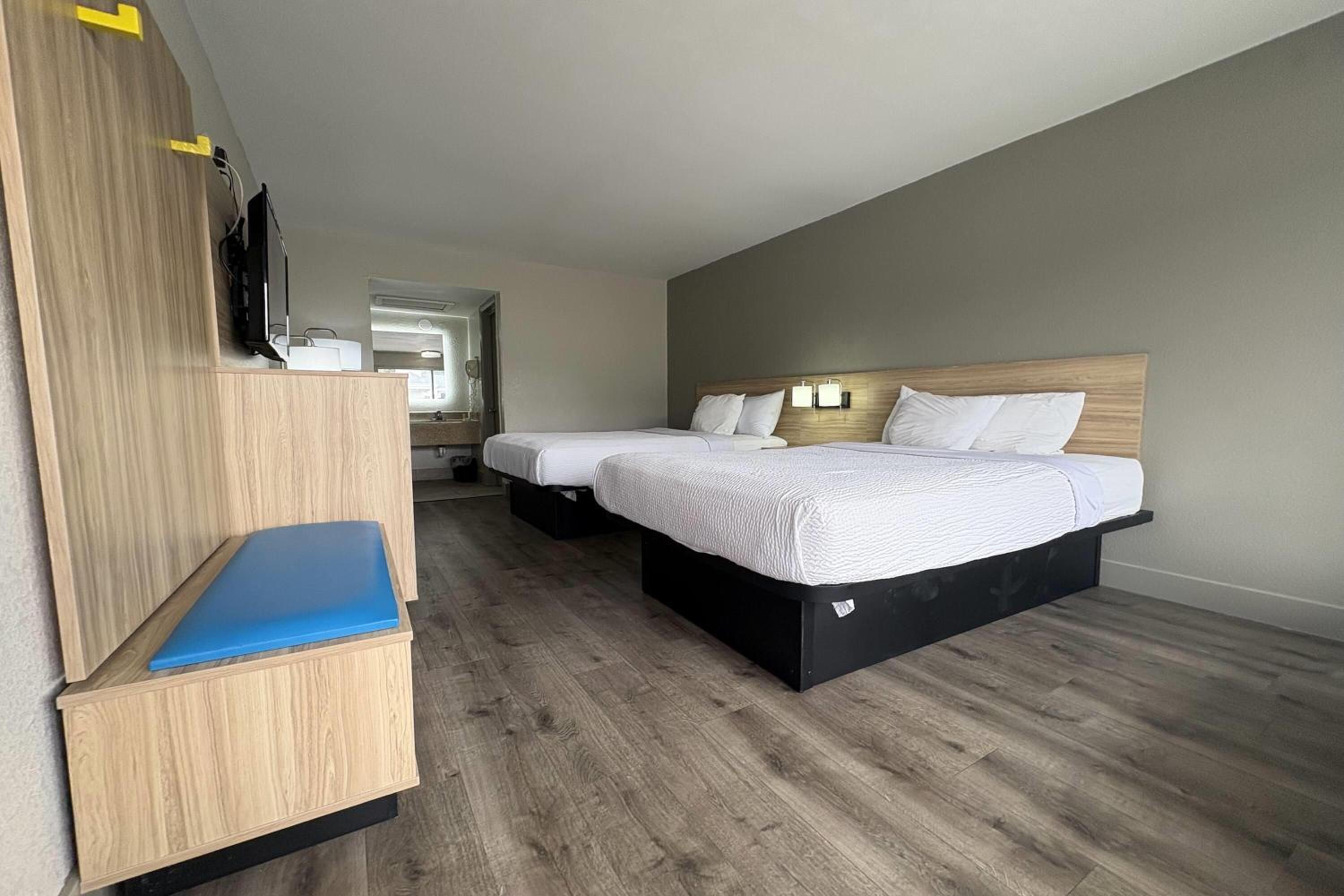 Double Room with Two Double Beds - Smoking - Photo 3