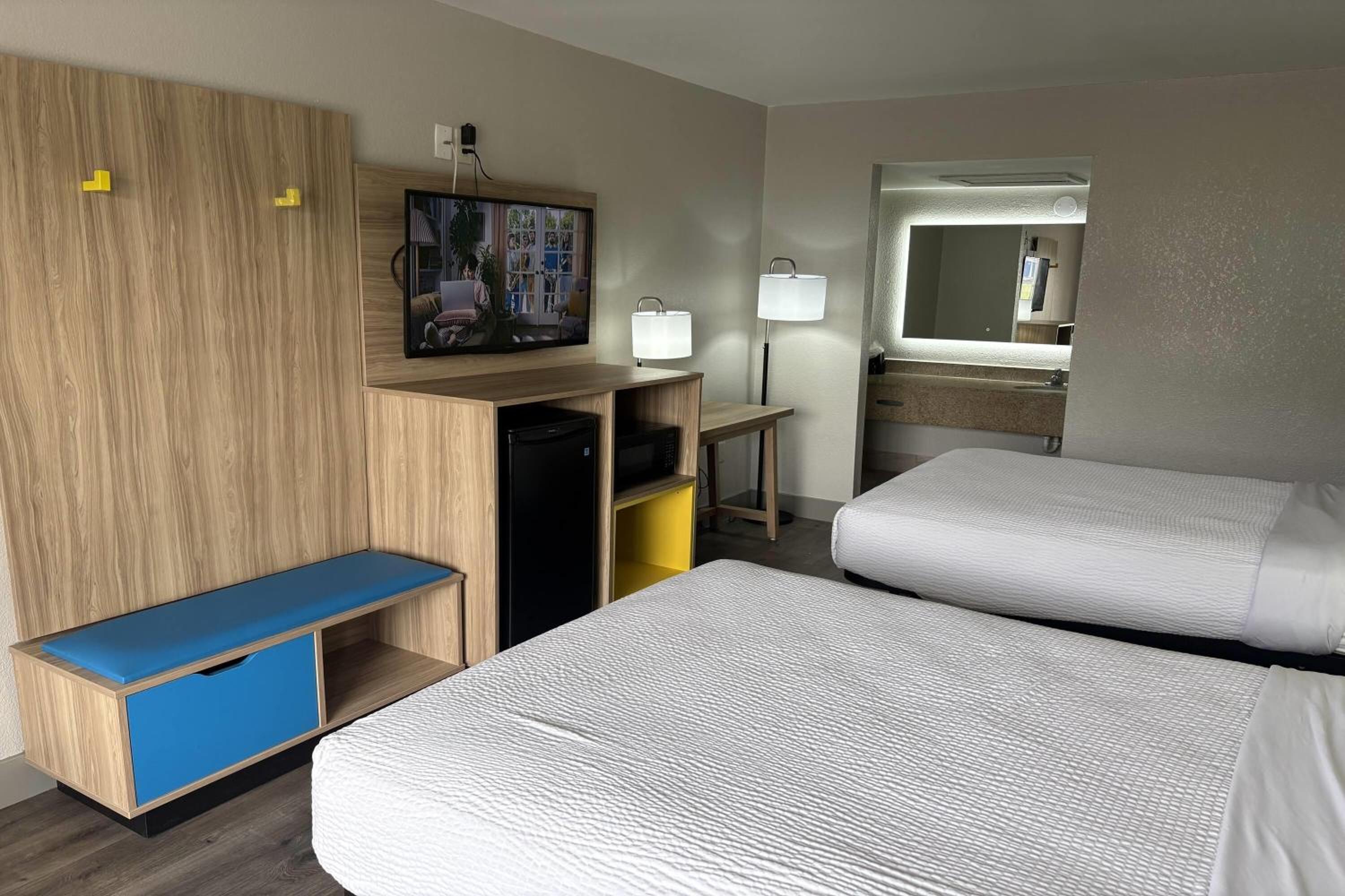 Double Room with Two Double Beds - Smoking - Photo 4