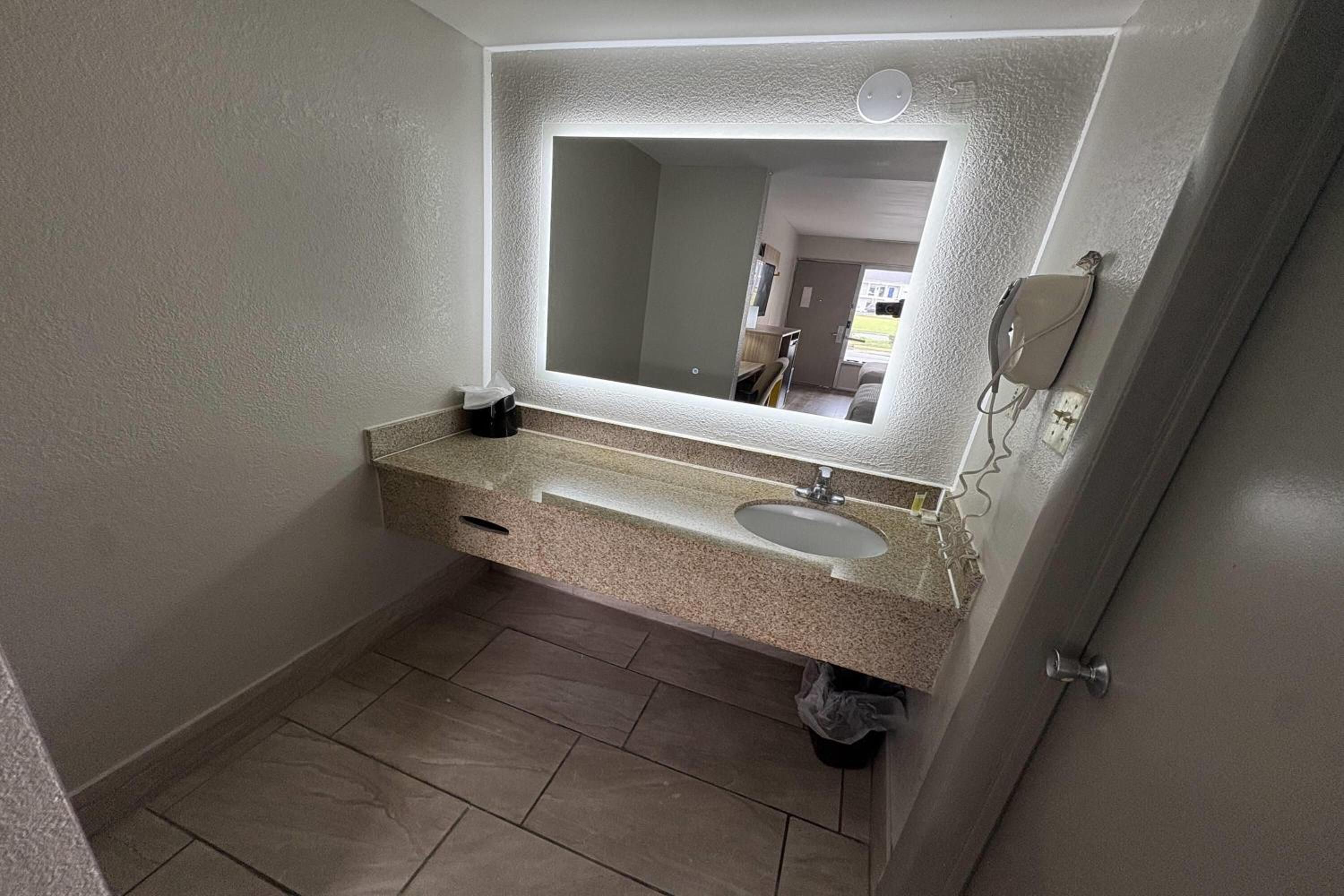 Queen Room with Sofa Bed and Kitchenette - Non-Smoking - Photo 3