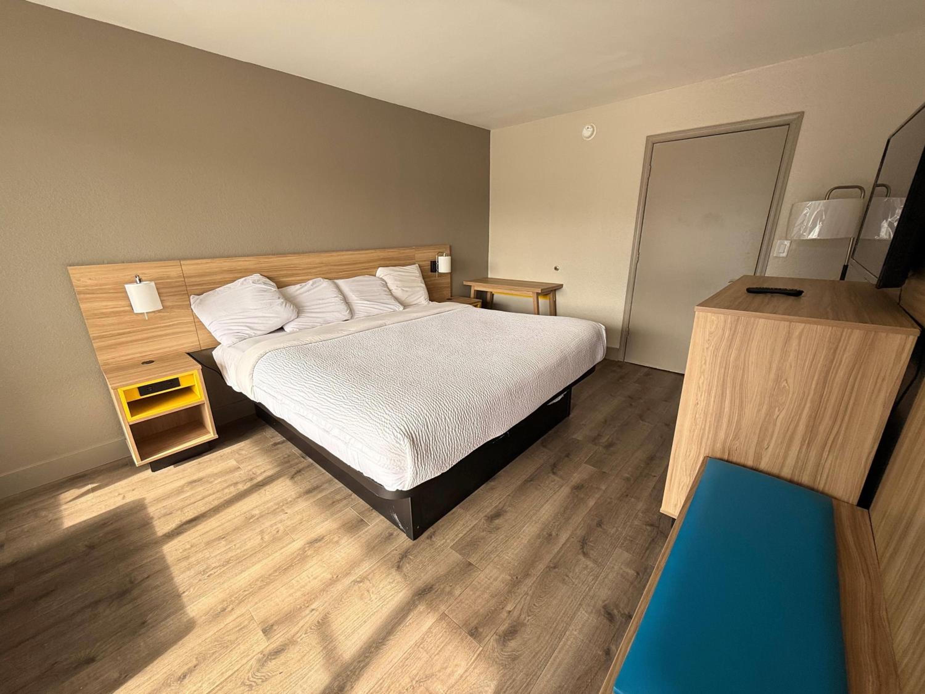 King Room - Non-Smoking - Photo 7