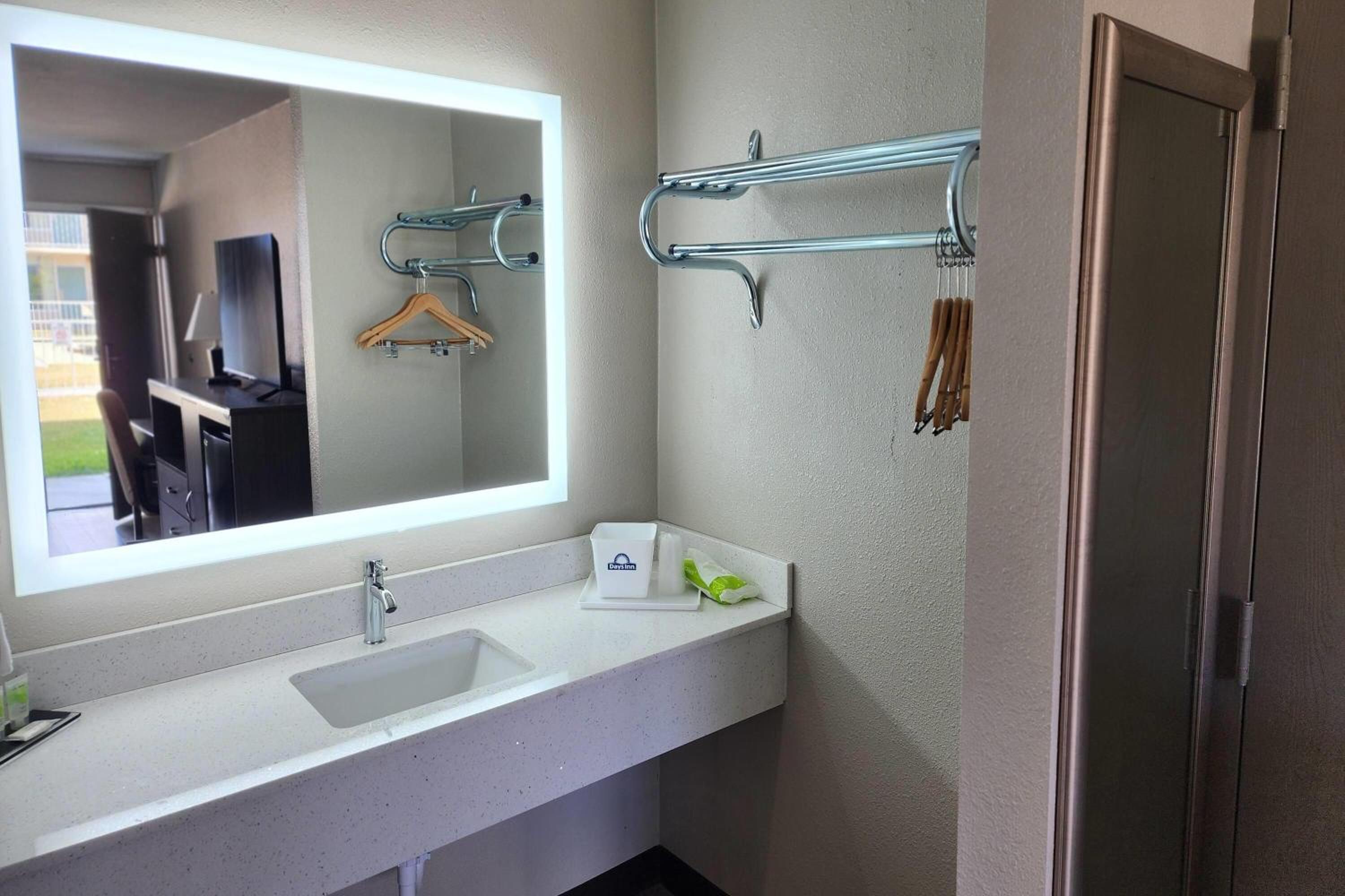 King Room - Non-Smoking - Photo 2