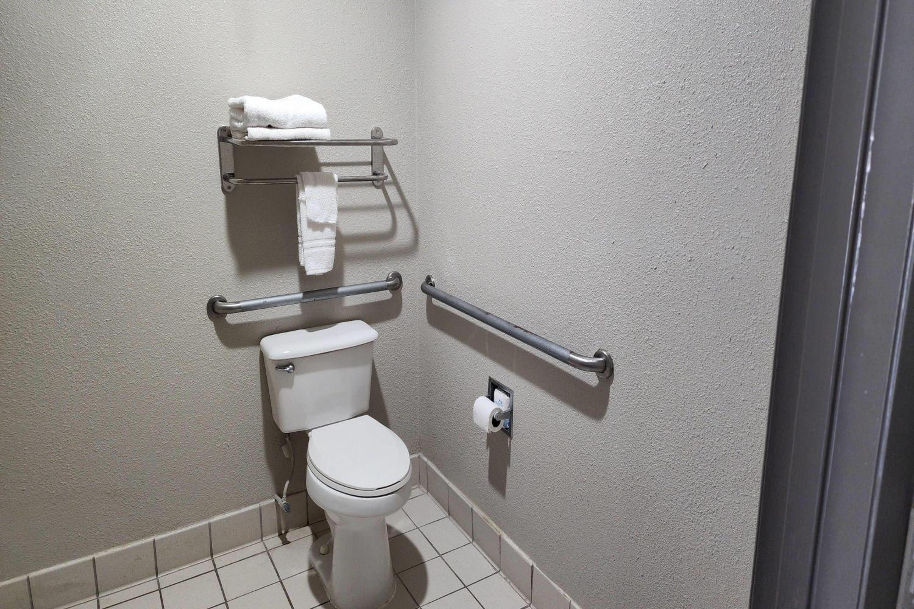 Queen Room with Bath Tub - Mobility Accessible/Non-Smoking - Photo 2