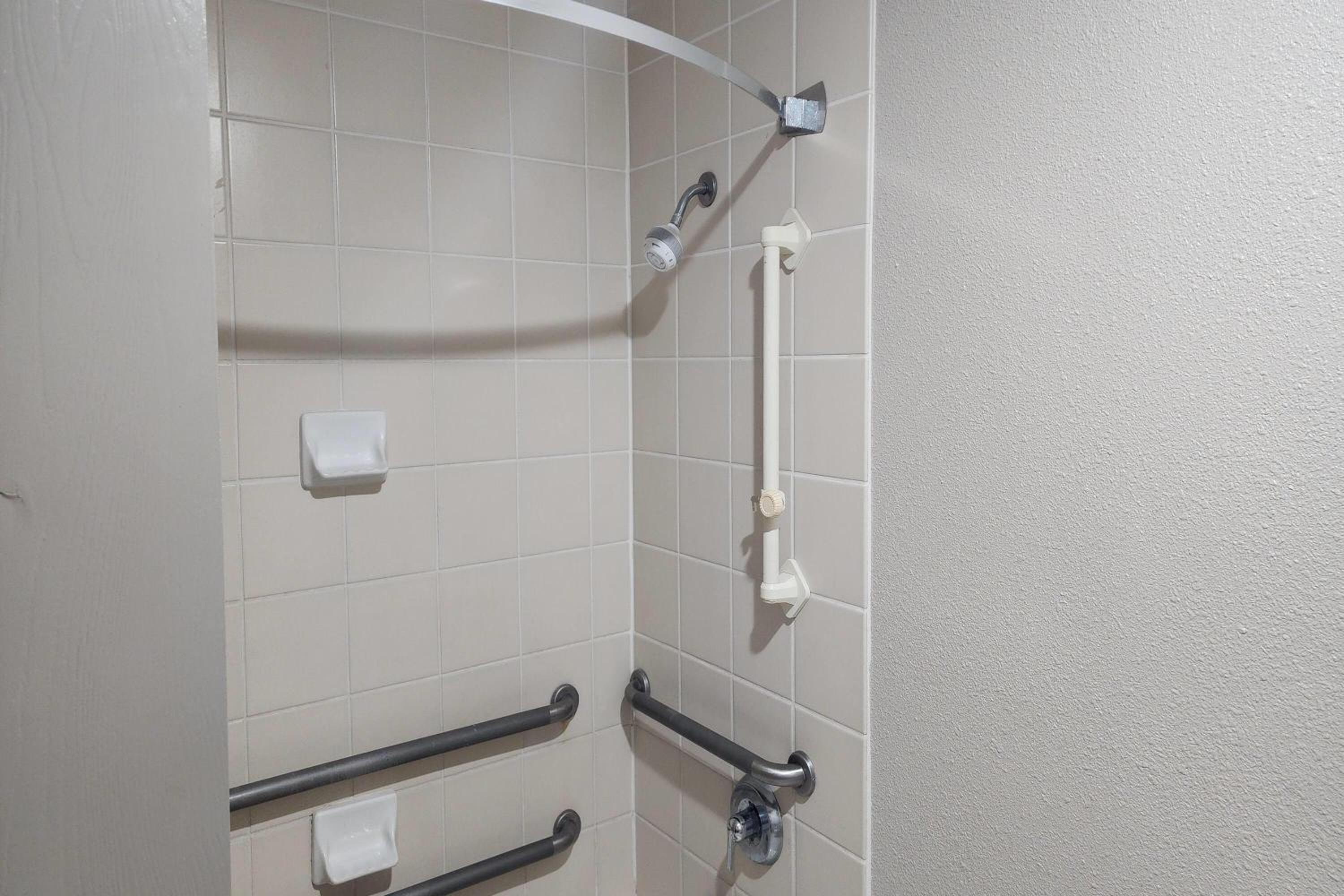 Queen Room with Bath Tub - Mobility Accessible/Non-Smoking - Photo 3