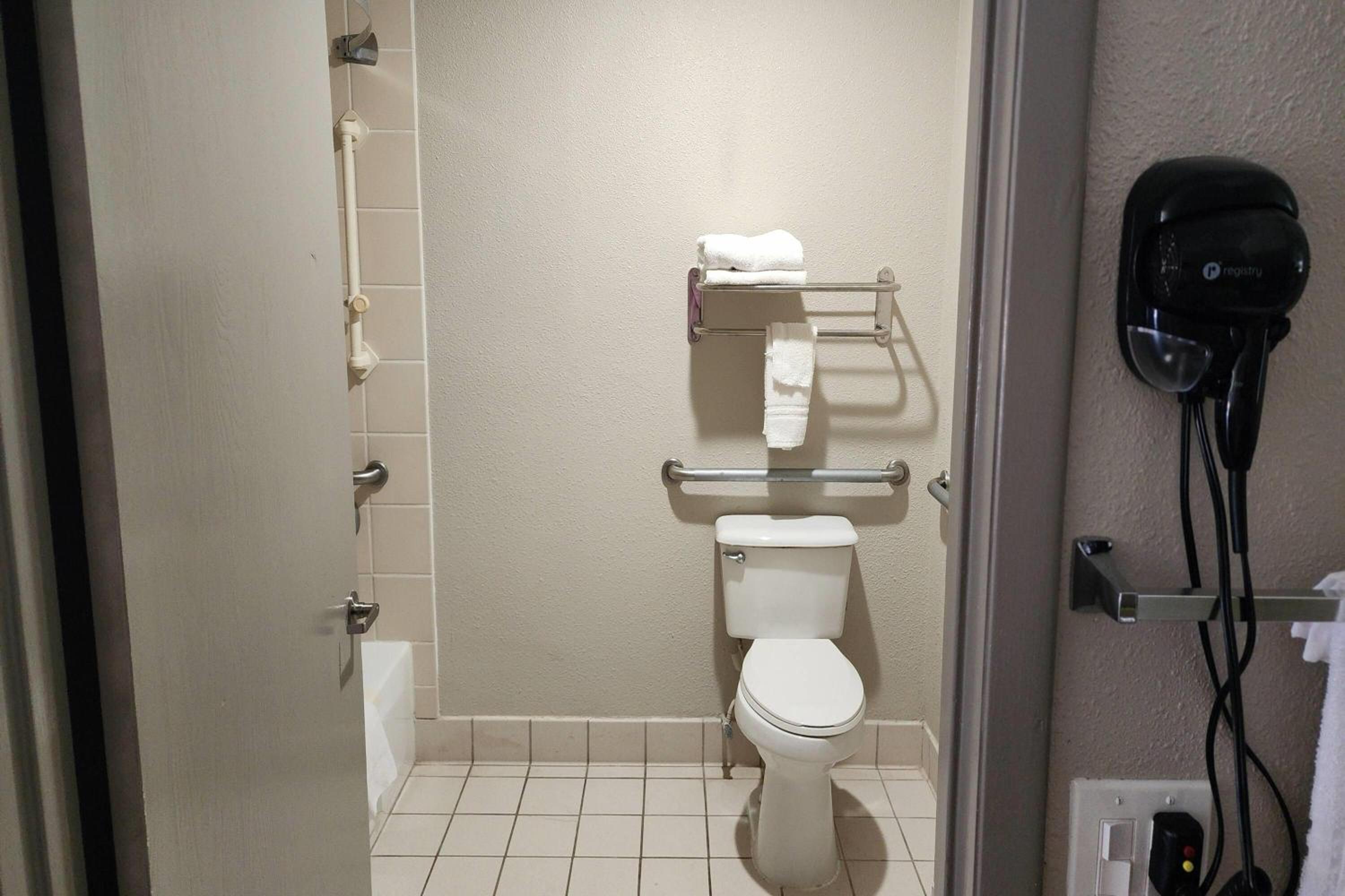 Queen Room with Bath Tub - Mobility Accessible/Non-Smoking - Photo 4