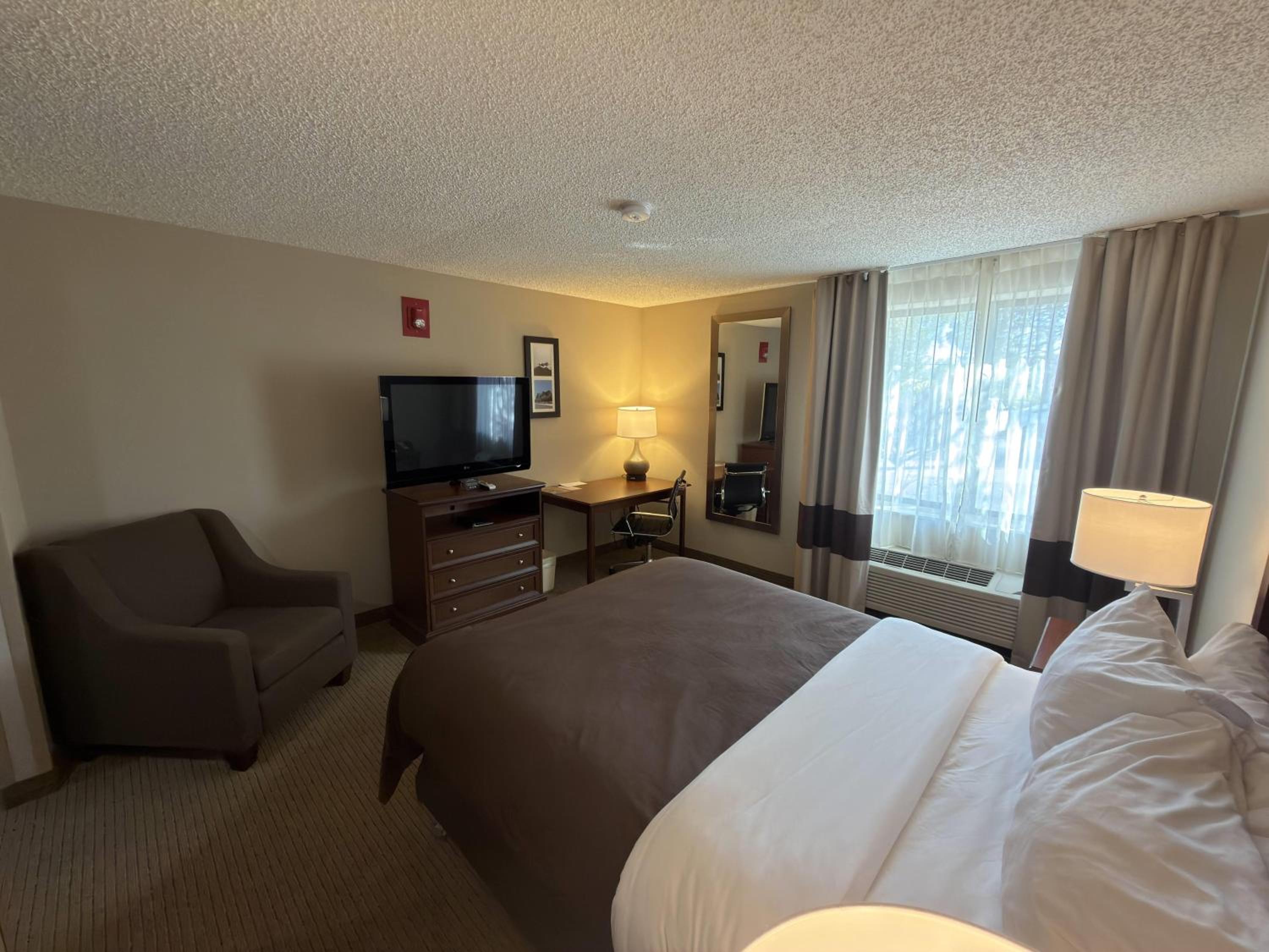 Queen Room with Roll-In Shower - Mobility and Hearing Accessible/Non-Smoking photo 1