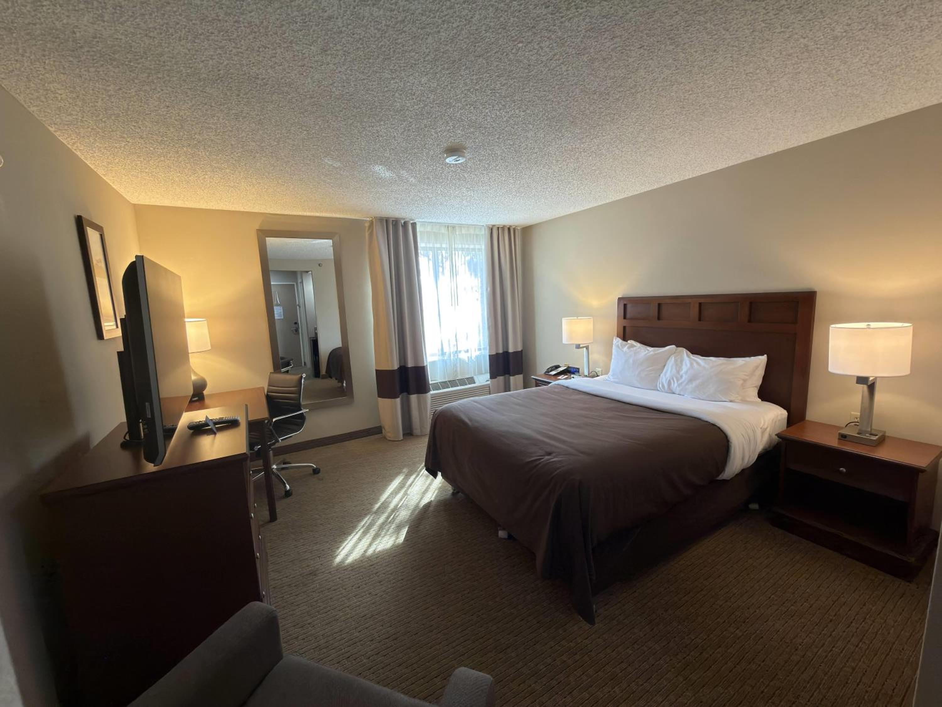 Queen Room with Roll-In Shower - Mobility and Hearing Accessible/Non-Smoking photo 2