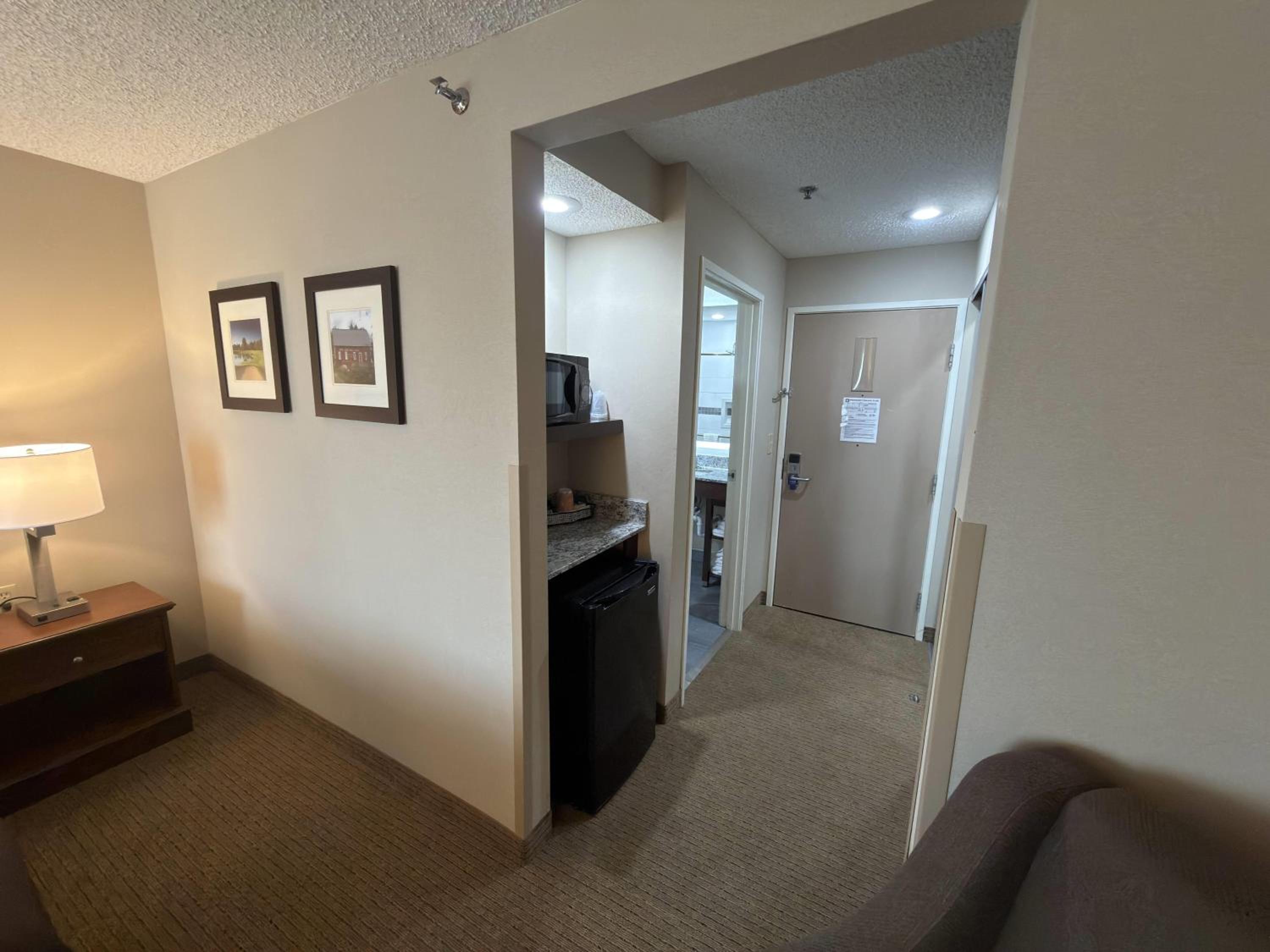 Queen Room with Roll-In Shower - Mobility and Hearing Accessible/Non-Smoking photo 3